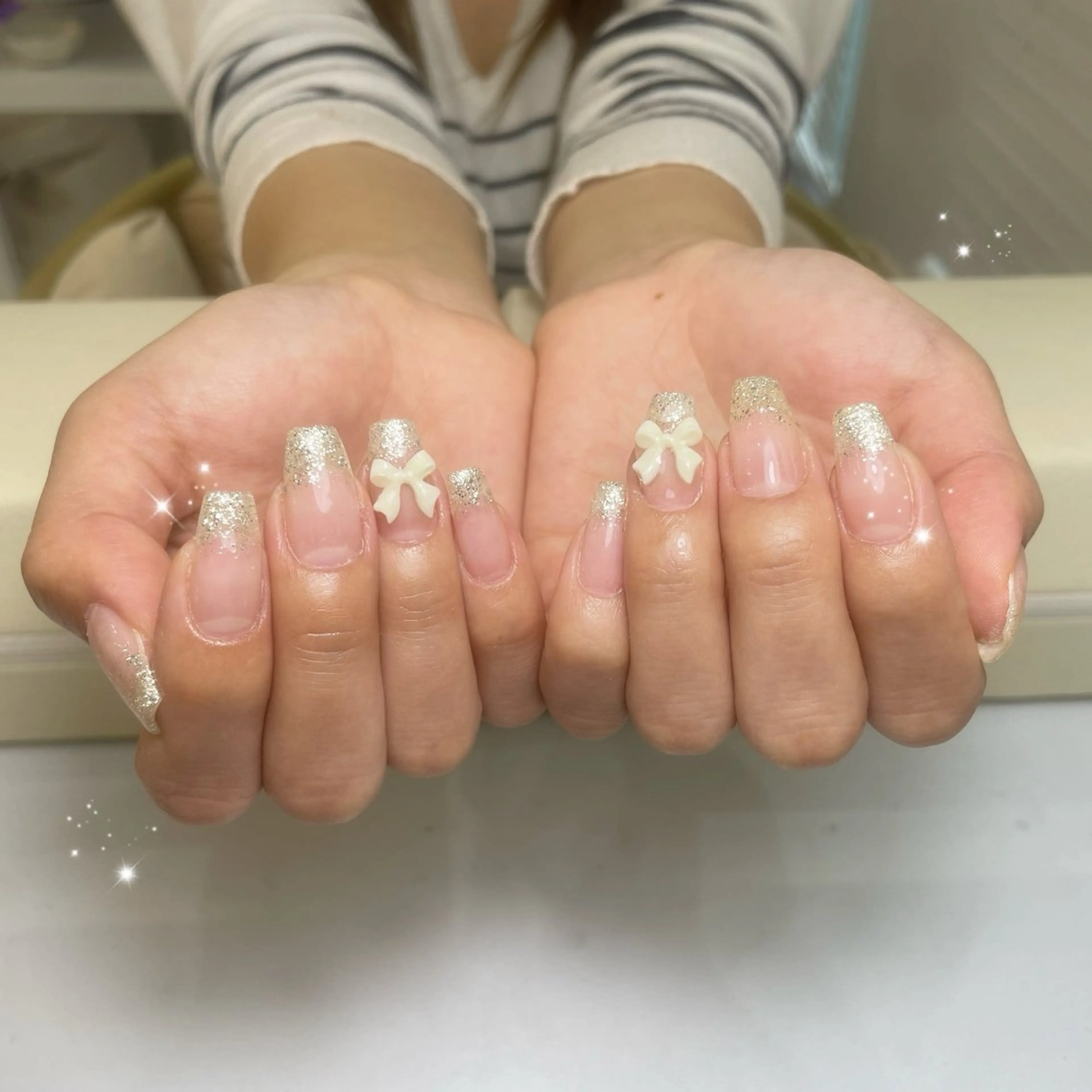 ネイル キラキラネイル ラメ(グリッター) リボン エルバイノリコ 円谷(つむらや)のネイルデザイン