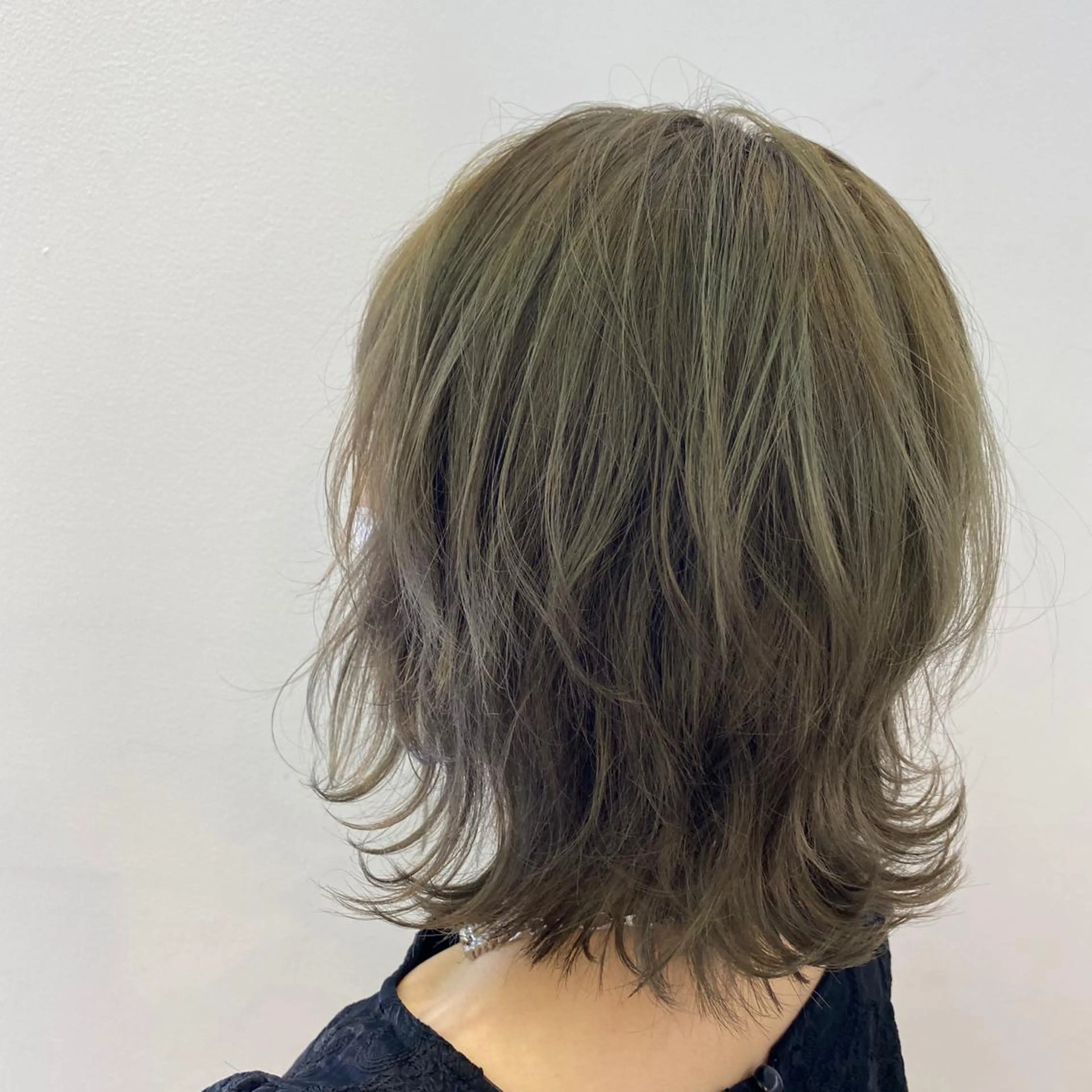 ミディアム カラー ヘアアレンジ キッズ ネイル グレージュ カーキグレージュ 竹井 寛喜のヘアスタイル