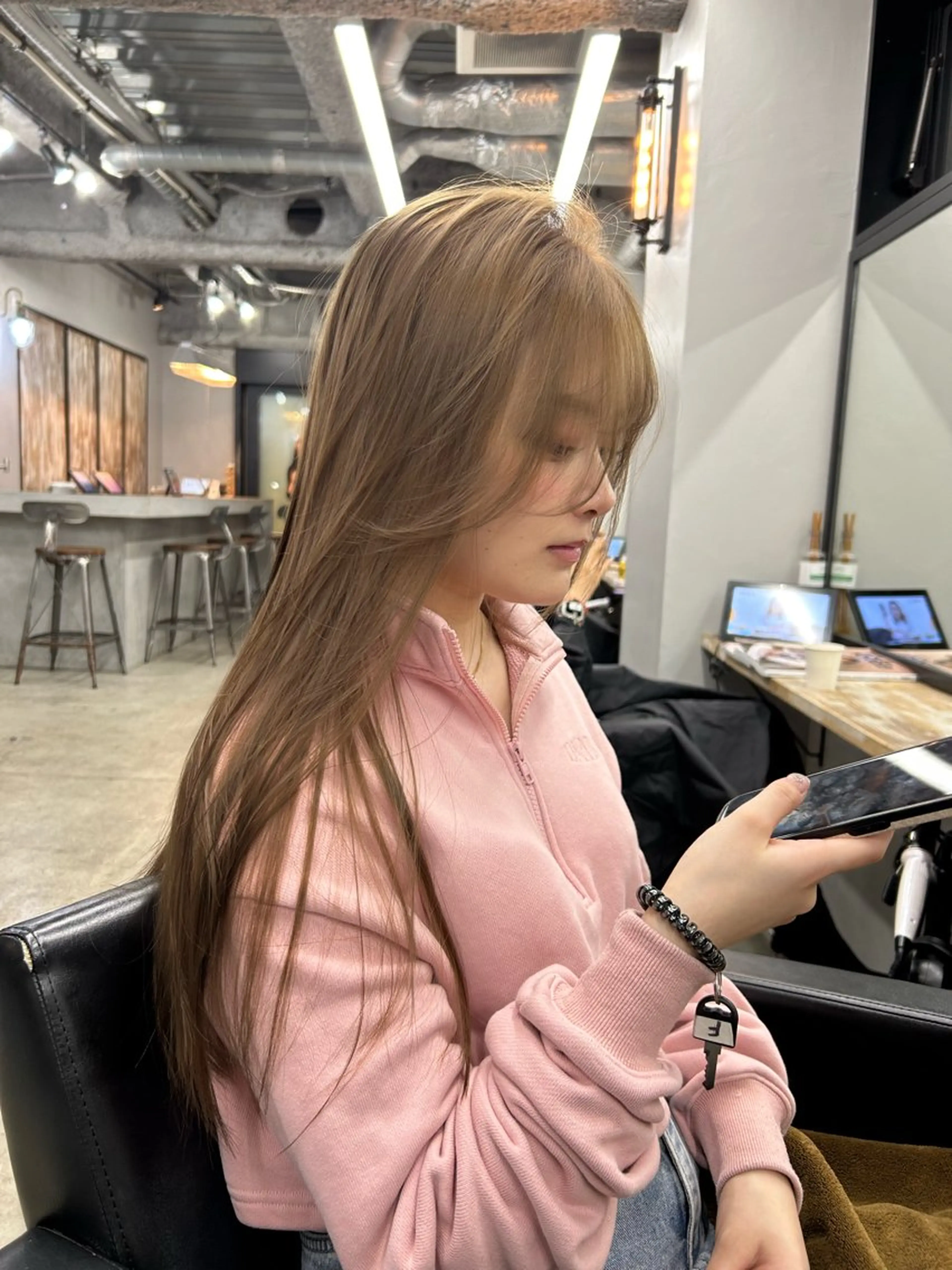 ロング カラー ベージュカラー 透明感カラー ダブルカラー ミルクティーベージュ 韓国風ヘア カット ヘアカラー トリートメント ヘアセット 韓国ヘア🫧 KAZUTOのヘアスタイル