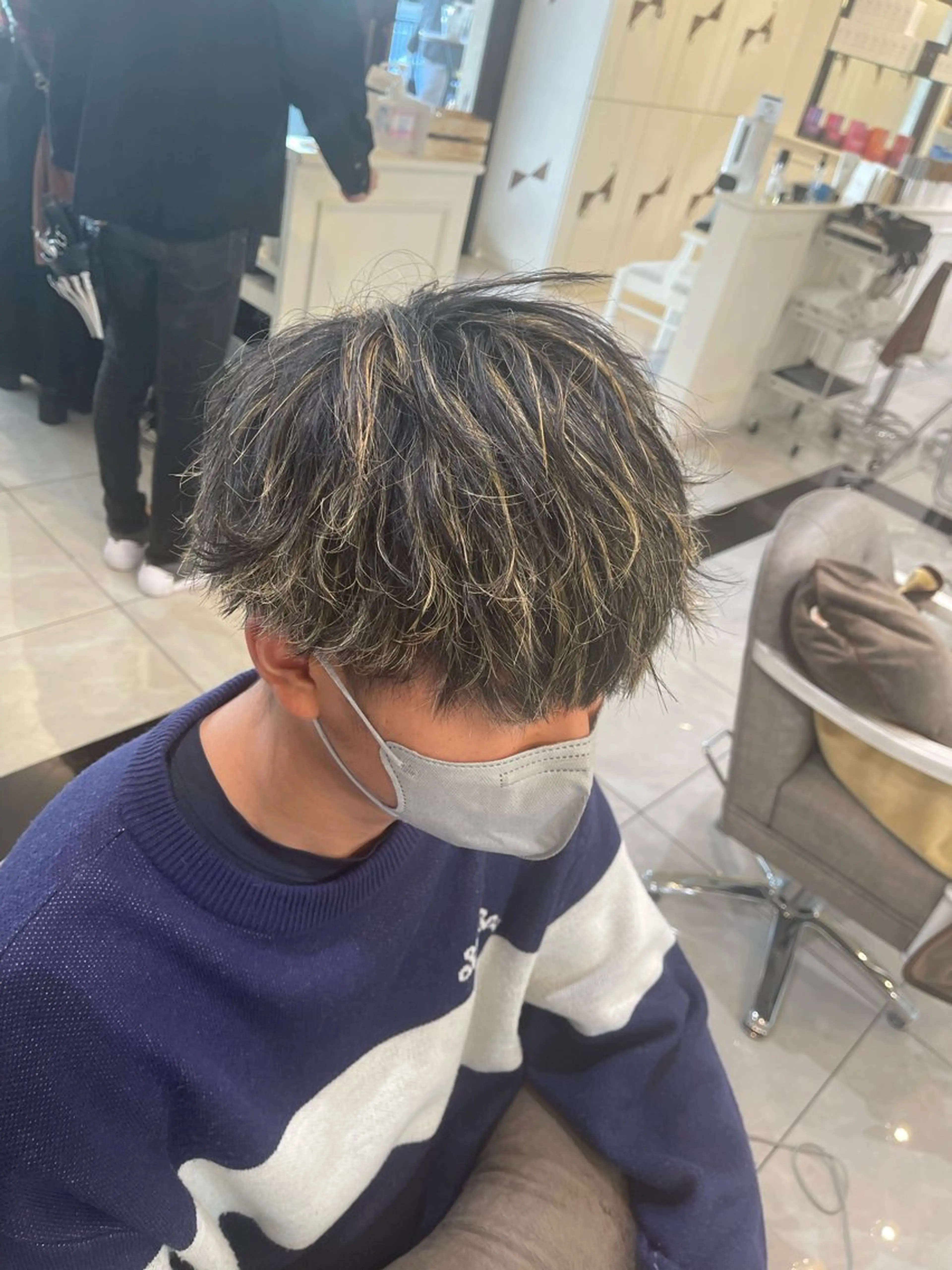 カラー メンズ 濱田輝レイヤー 韓国風 ハイトーンのヘアスタイル