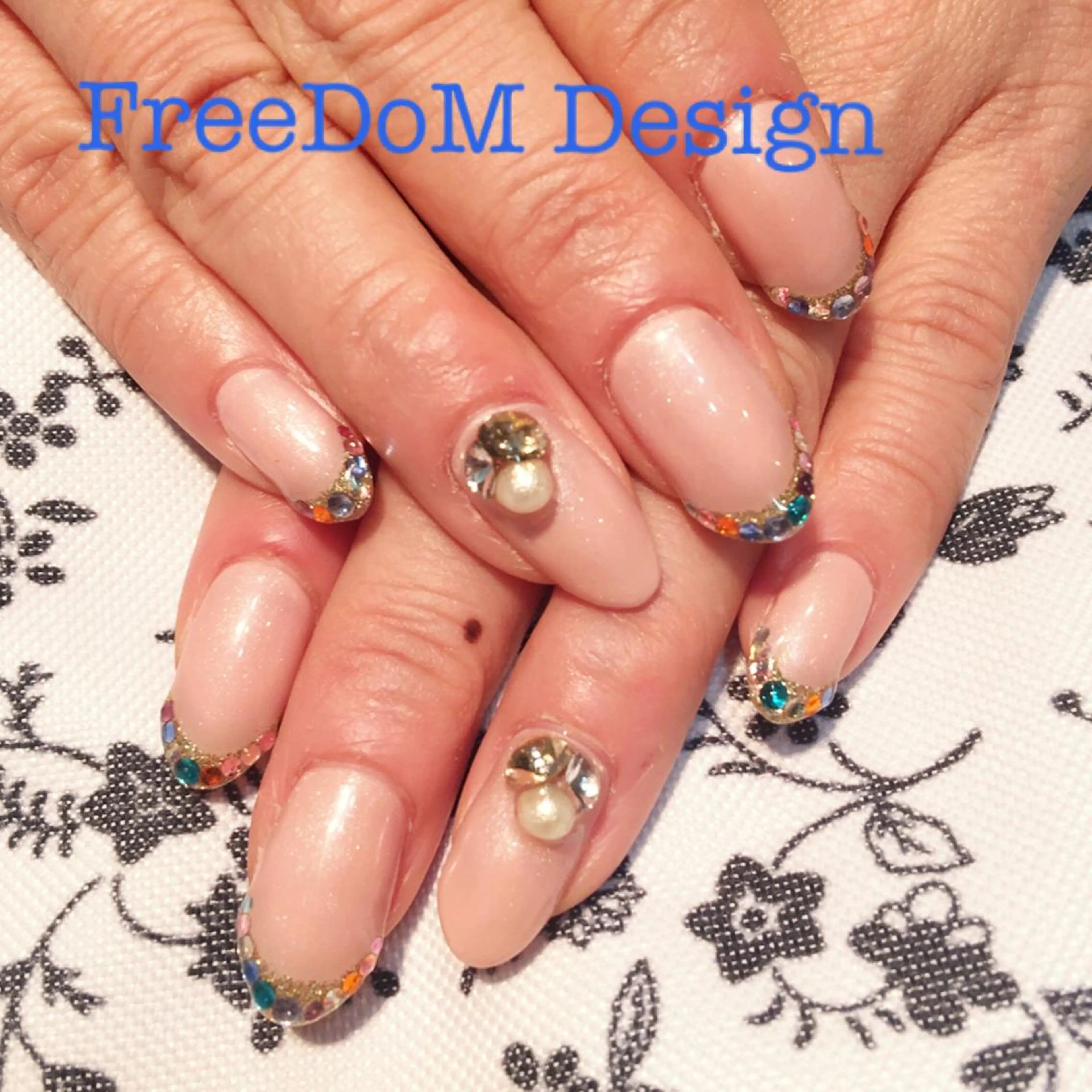 ネイル ストーンネイル ＦreeDoＭ   Design所属・W KUMIのネイルデザイン