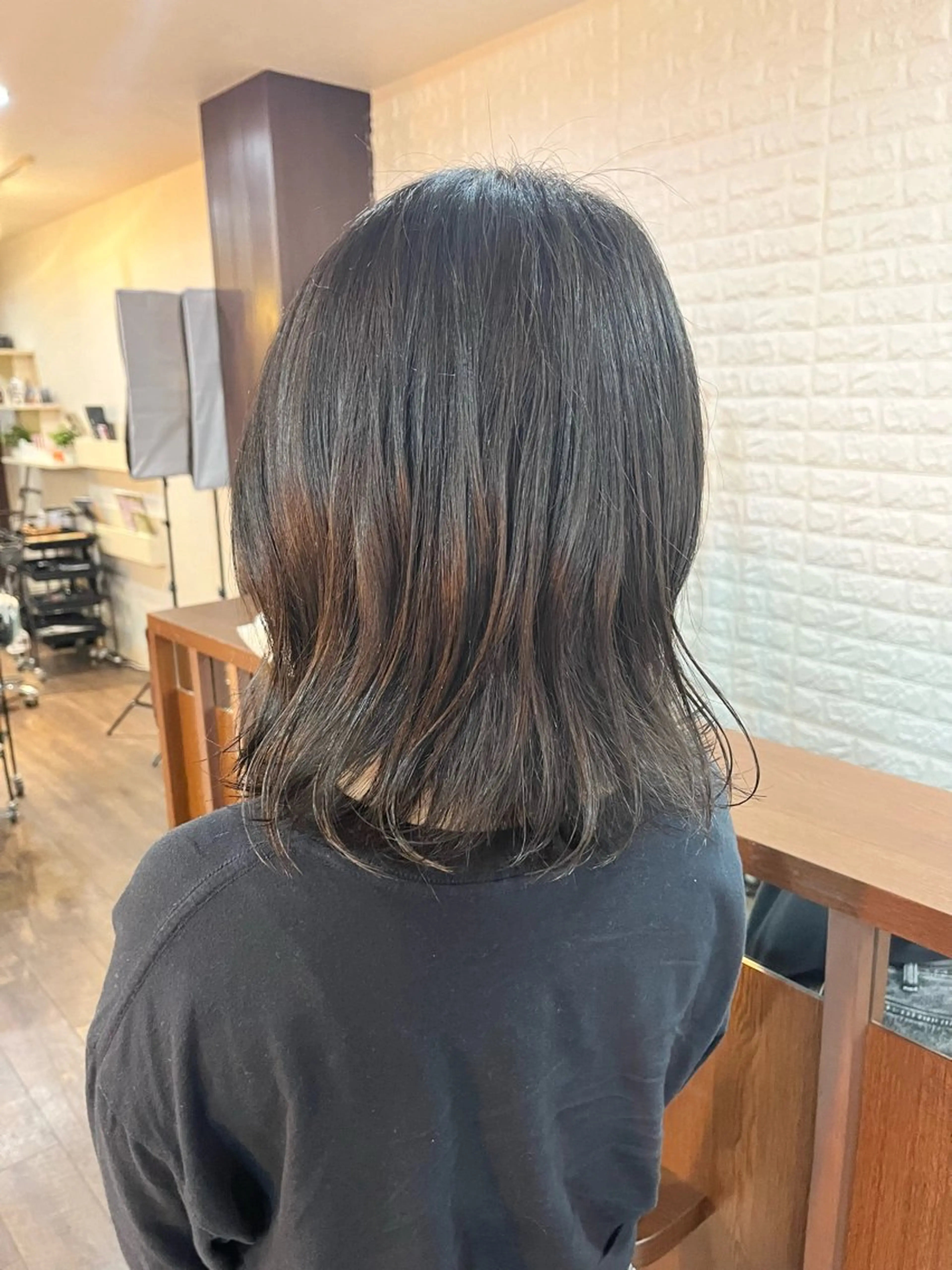 ミディアム アッシュ トモタニ ミオのヘアスタイル