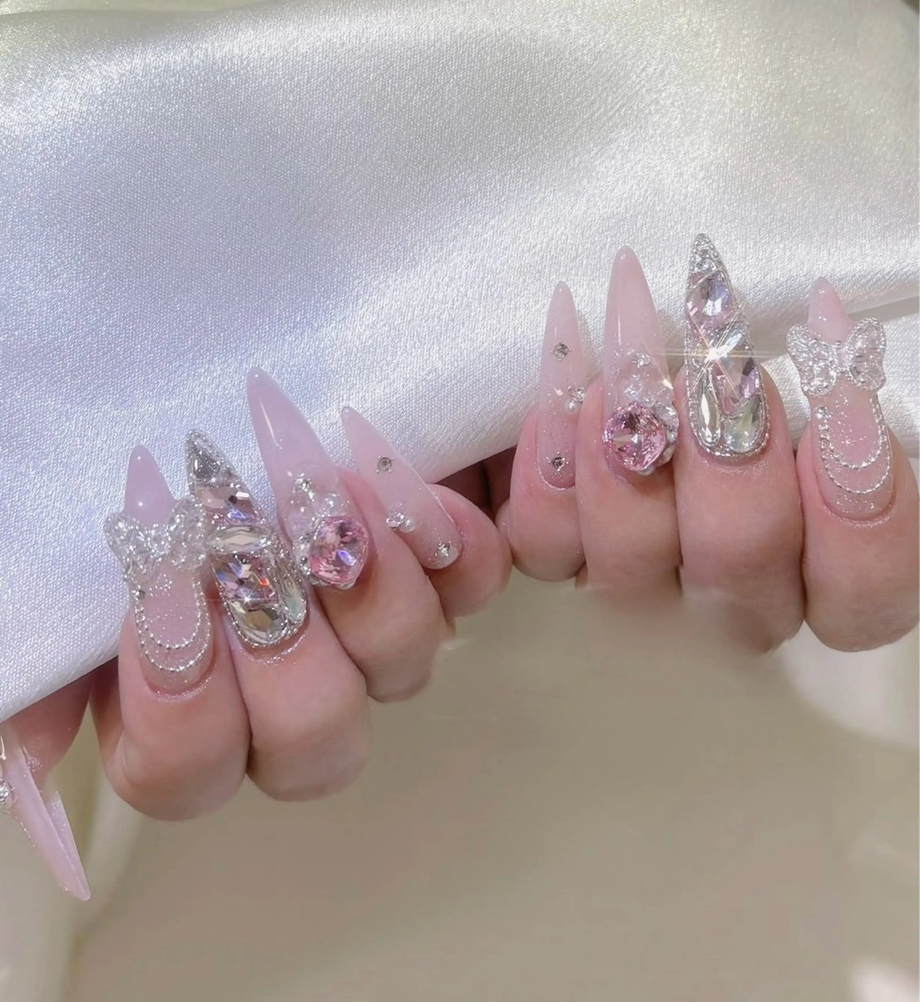 ネイル キラキラネイル マグネットネイル ぷっくりネイル 春ネイル ワンホンネイル ハンドネイル Lyna 池袋のネイルデザイン