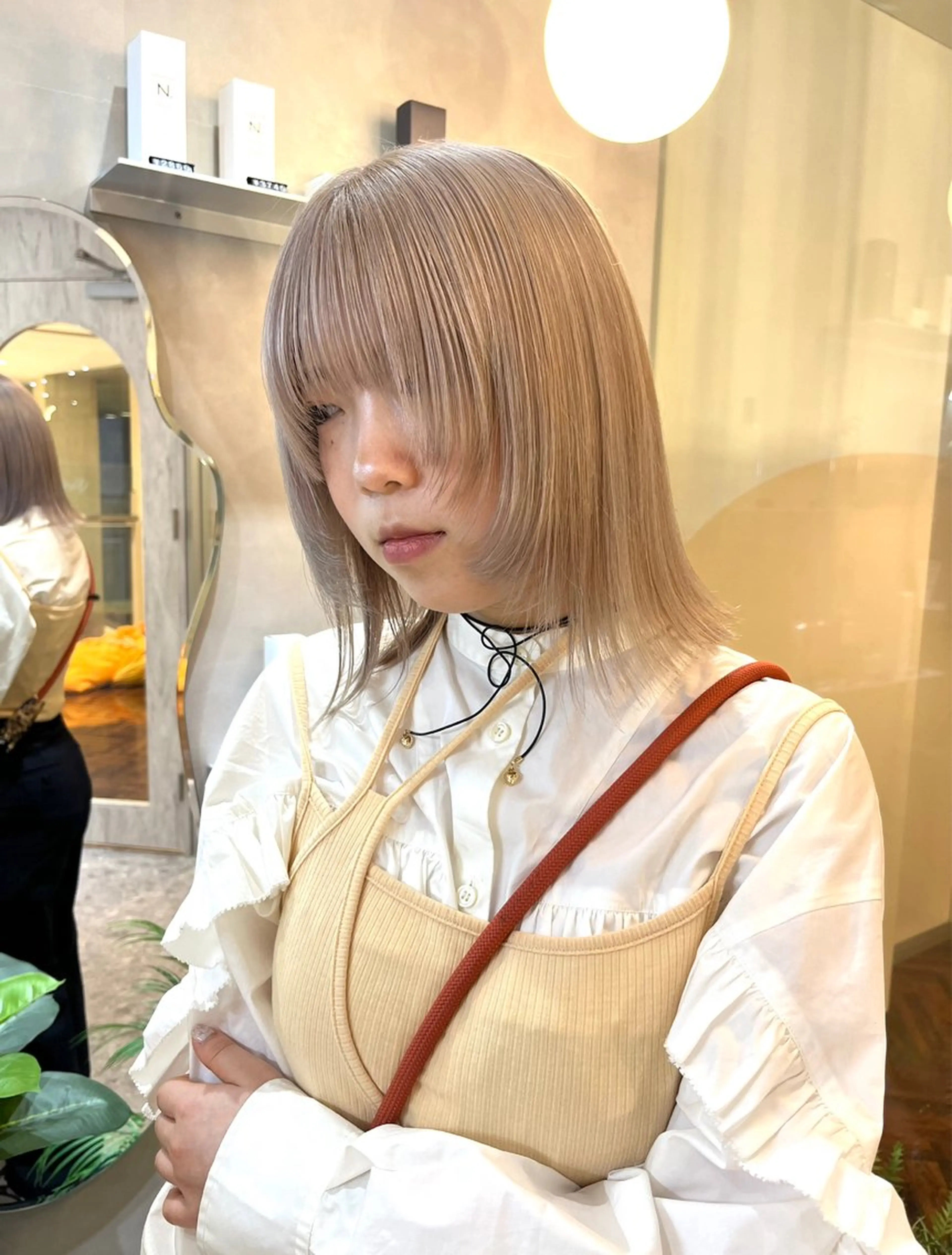 ミディアム カラー ブリーチ ハイトーンカラー 顔周りカット レイヤーカット このか🕊️ベージュ /グレージュ/カットのヘアスタイル