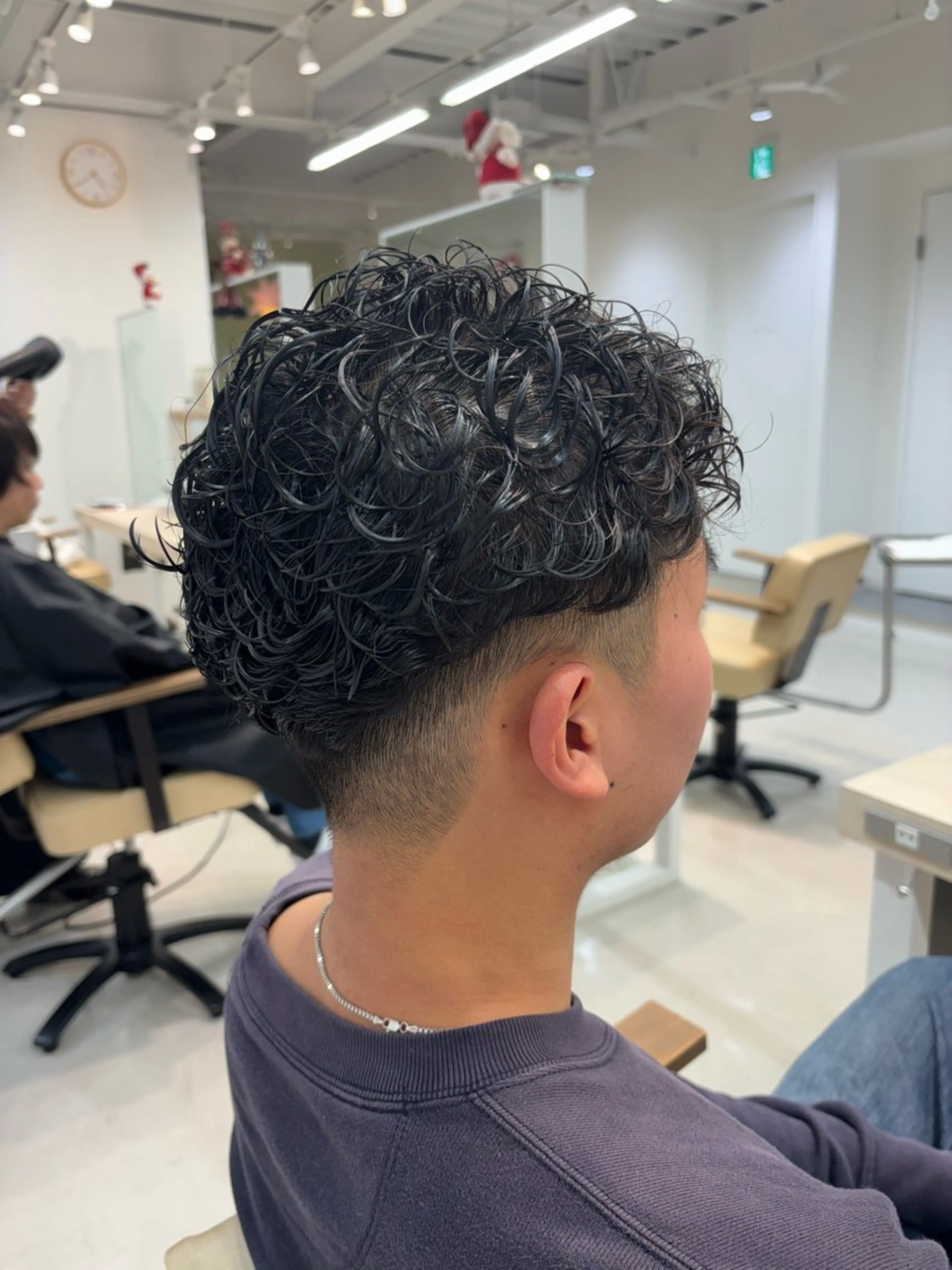 パーマ メンズ ビジネス メンズパーマ スペインカール 波巻きパーマ ニュアンスパーマ ニュアンスパーマ/ フェザー/マッシュのヘアスタイル