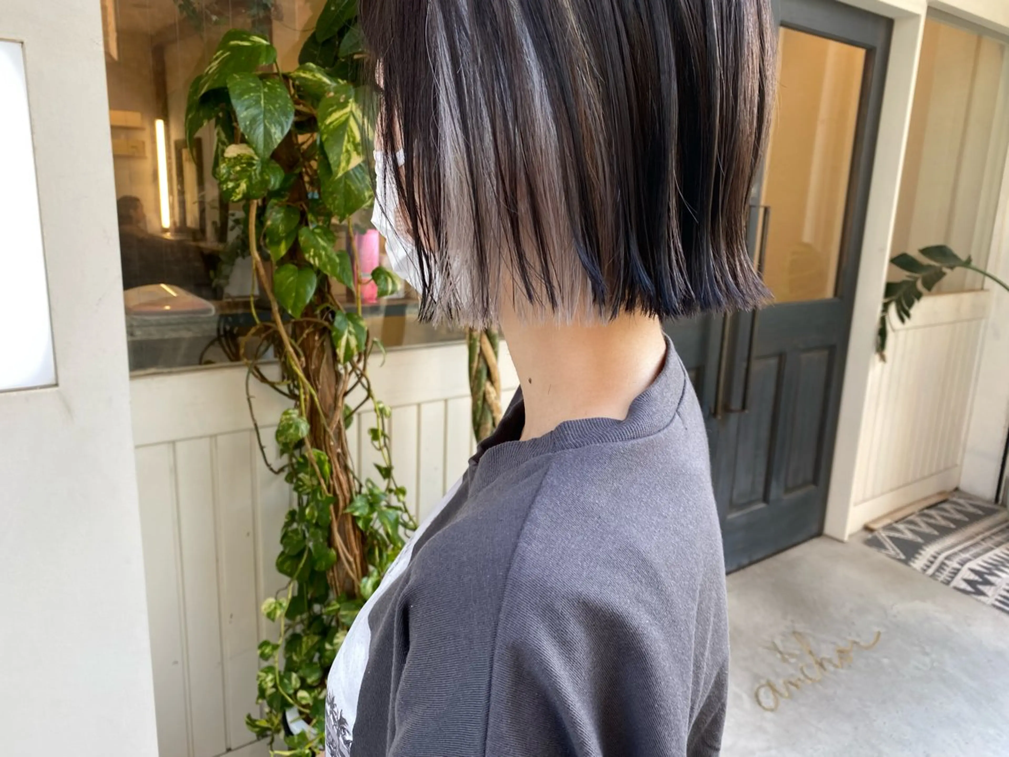 ショート カラー イヤリングカラー シルバー ホワイトシルバー ヘアカラー トリートメント インナーカラー🌈 サイトウ ミズキのヘアスタイル