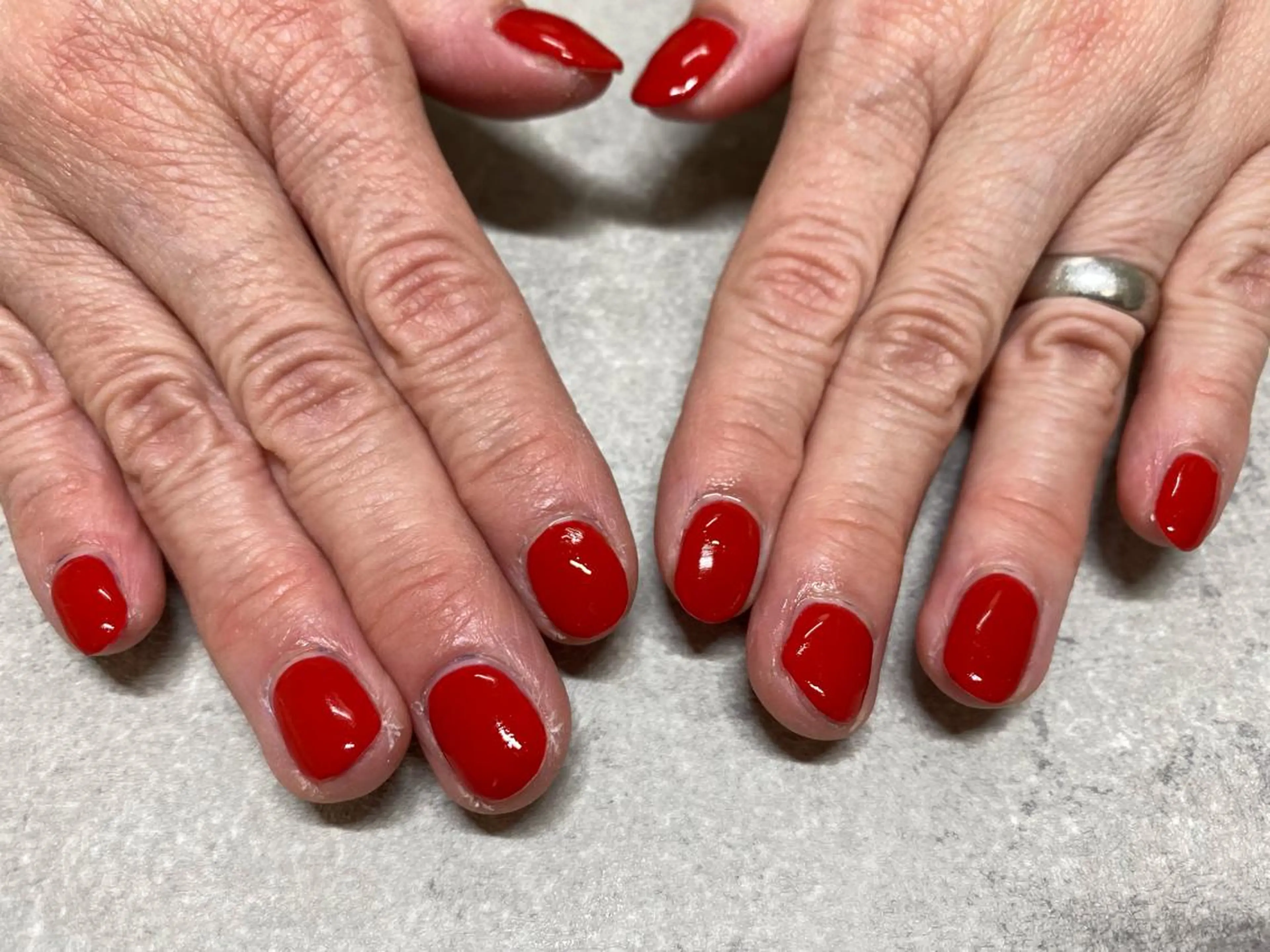 ネイル ワンカラーネイル 赤色 ハンドネイル mogunail &blowのネイルデザイン