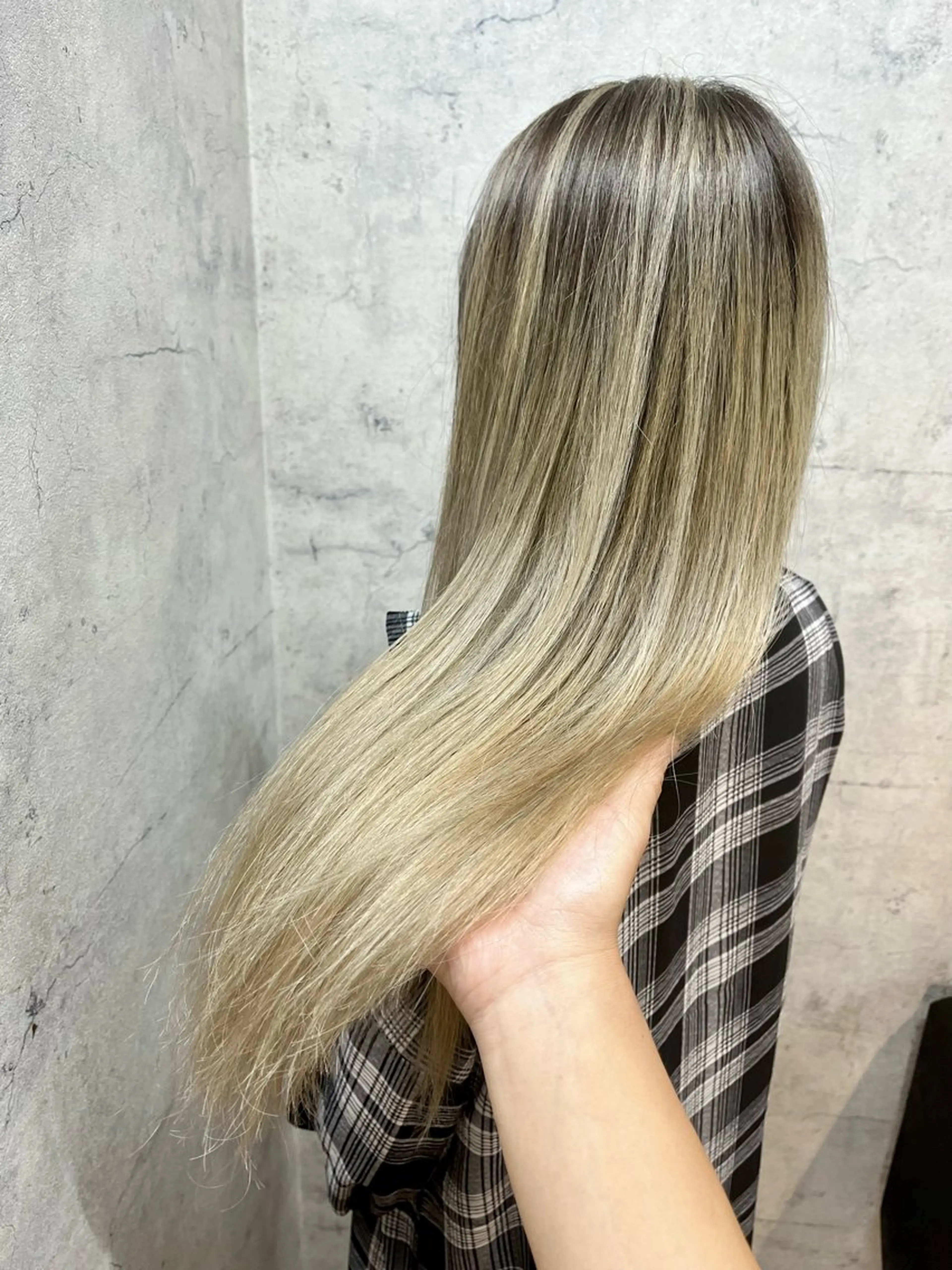 ロング カラー バレイヤージュ ベージュカラー ホワイトベージュ レイヤーカット カット トリートメント 松井 敬太郎のヘアスタイル