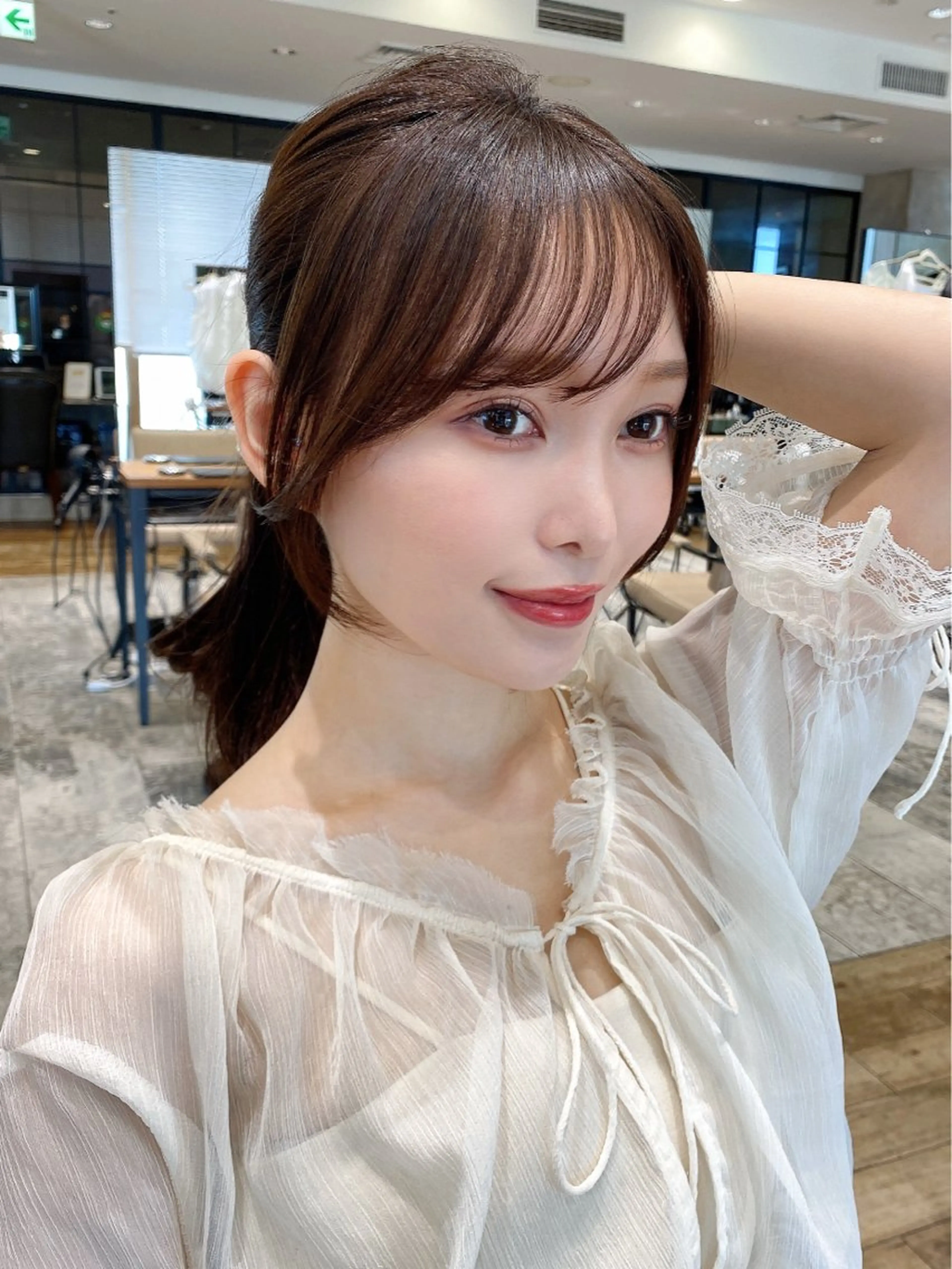 セミロング シースルーバング カット 山﨑 翼のヘアスタイル