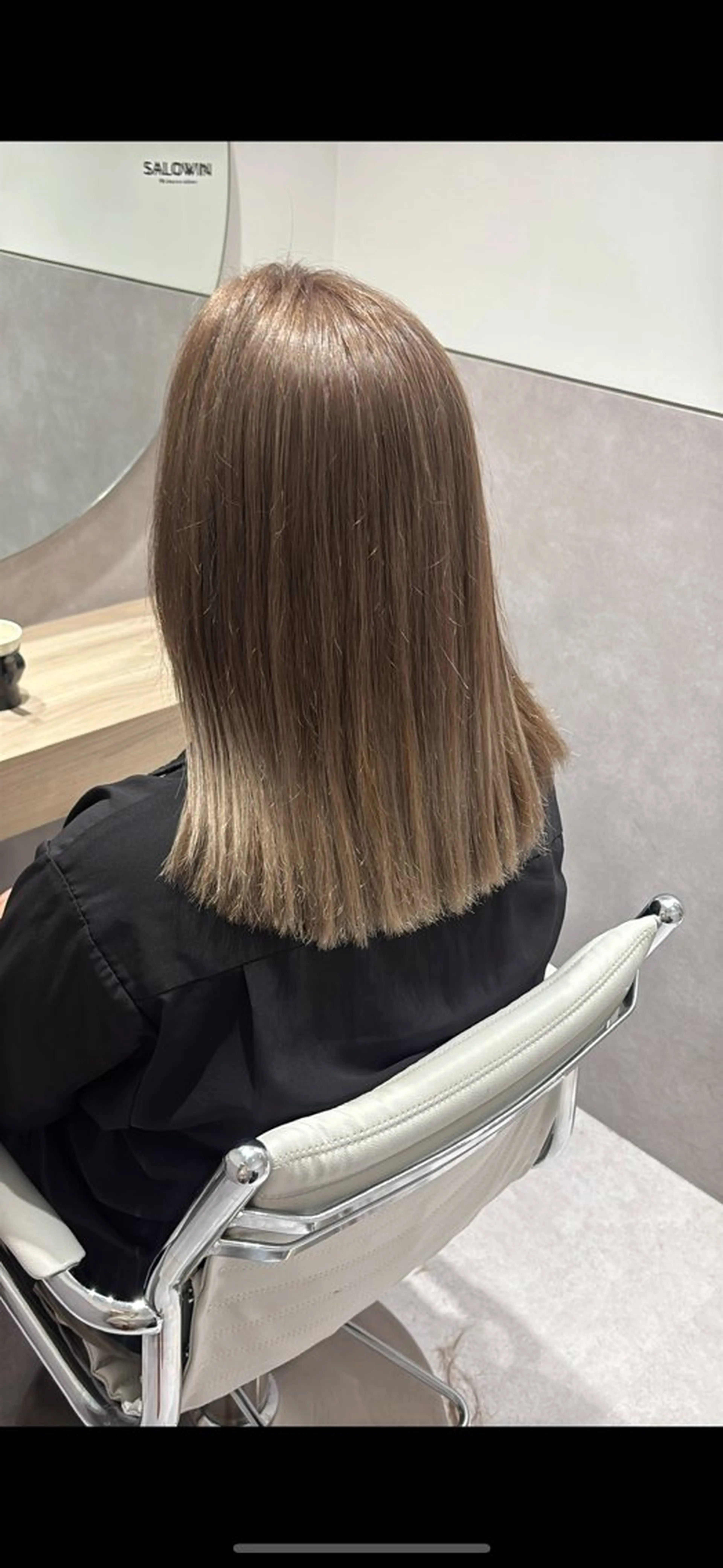 セミロング ブリーチ/ハイトーン /大人バレイヤージュのヘアスタイル