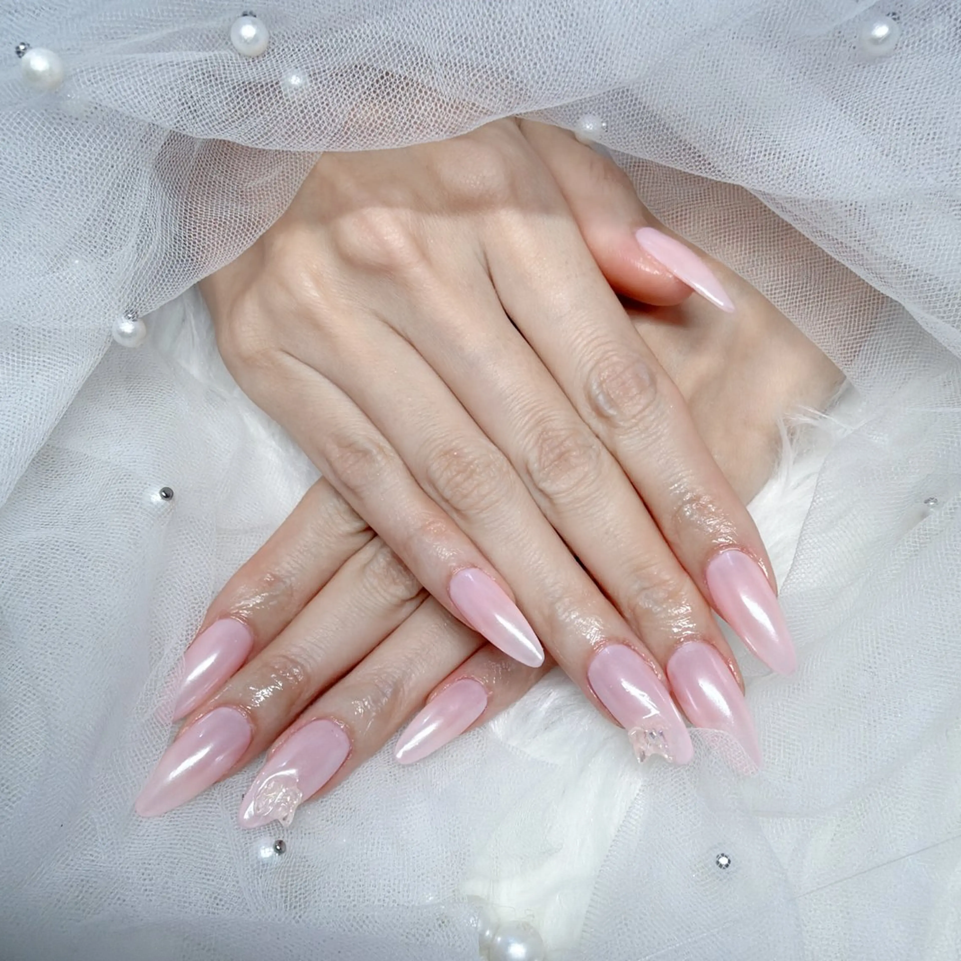 ネイル オーロラネイル ホワイト Yudia Manamiのネイルデザイン