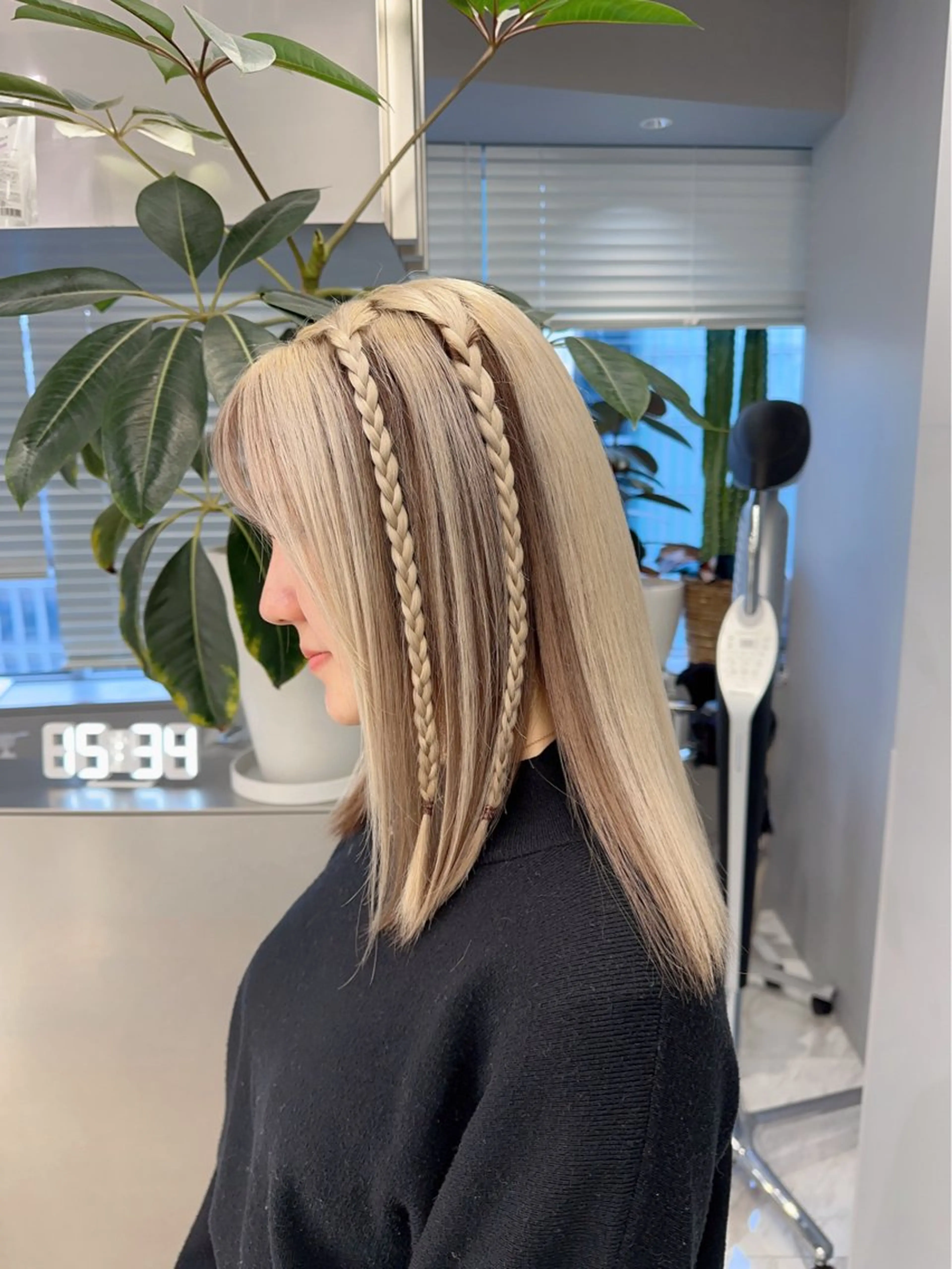 ミディアム カラー ヘアアレンジ 三つ編み 顔周りカット 菜々🫧新宿 透明感ケアブリーチのヘアスタイル