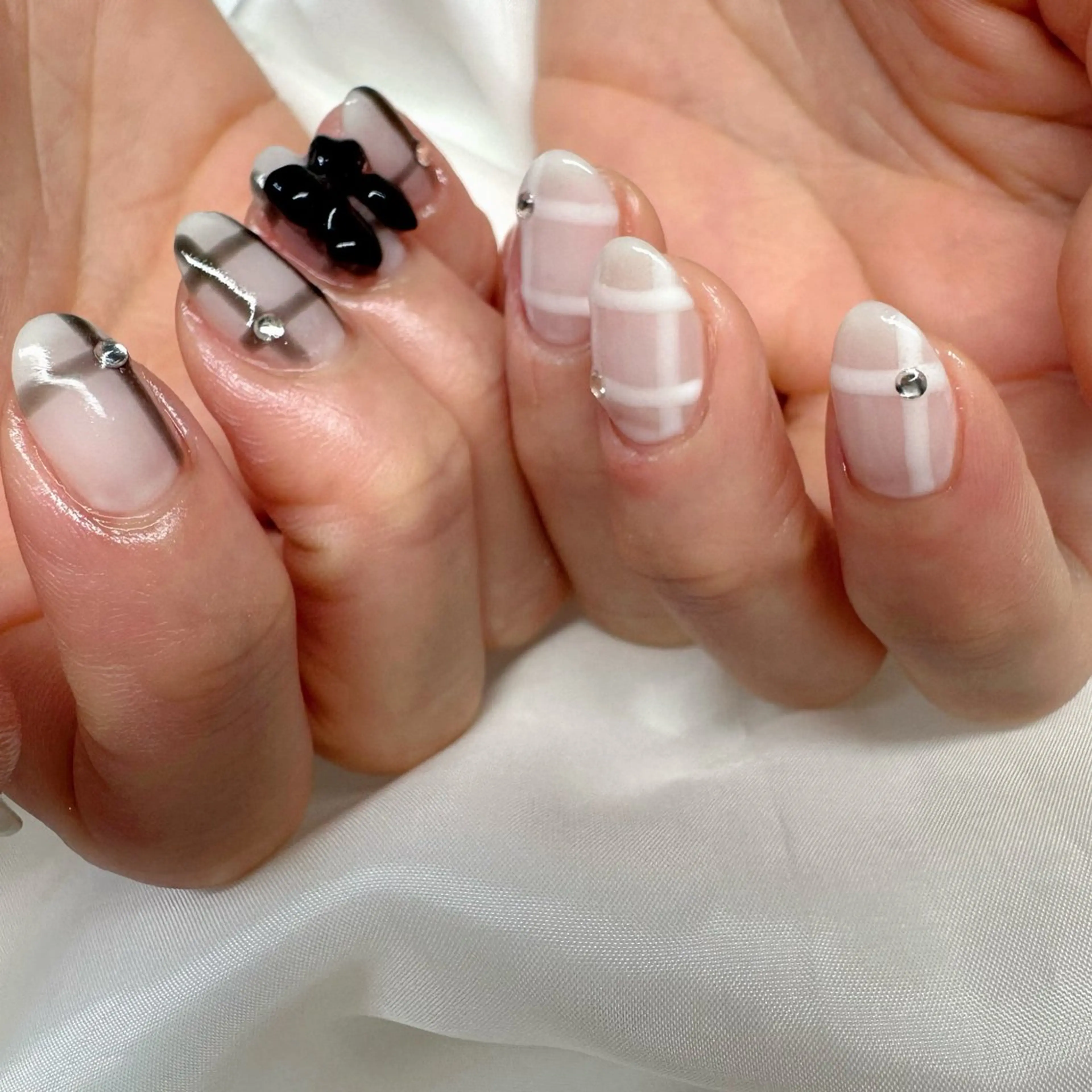 ネイル クリアネイル 氷ネイル・うるうるネイル 韓国ネイル ニュアンスネイル リボン 🪞KAPE NAIL 🪞のネイルデザイン