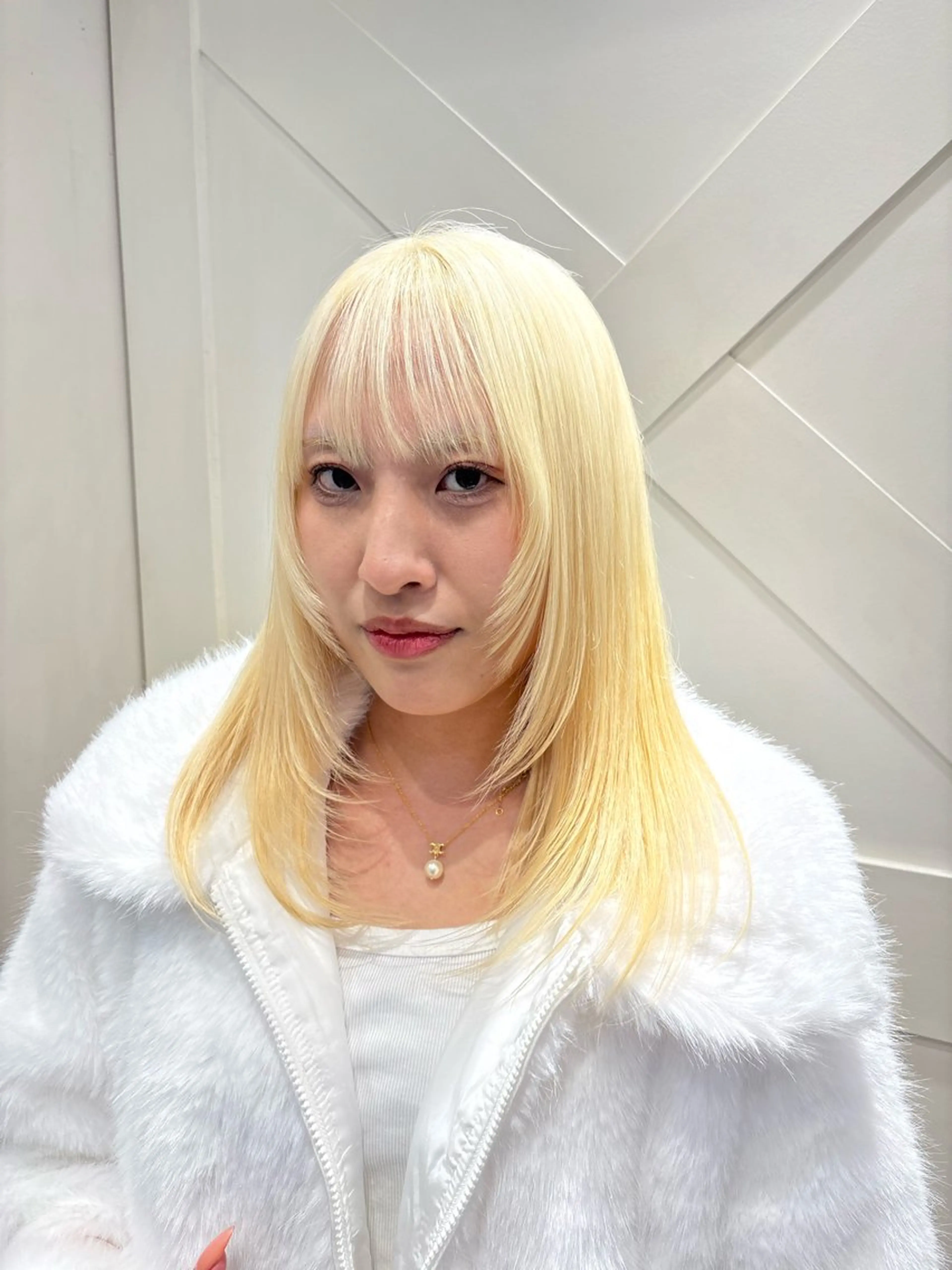 ロング カラー ブロンド レイヤーカット ヘアカラー ハイトーンカラー シールエクステのヘアスタイル