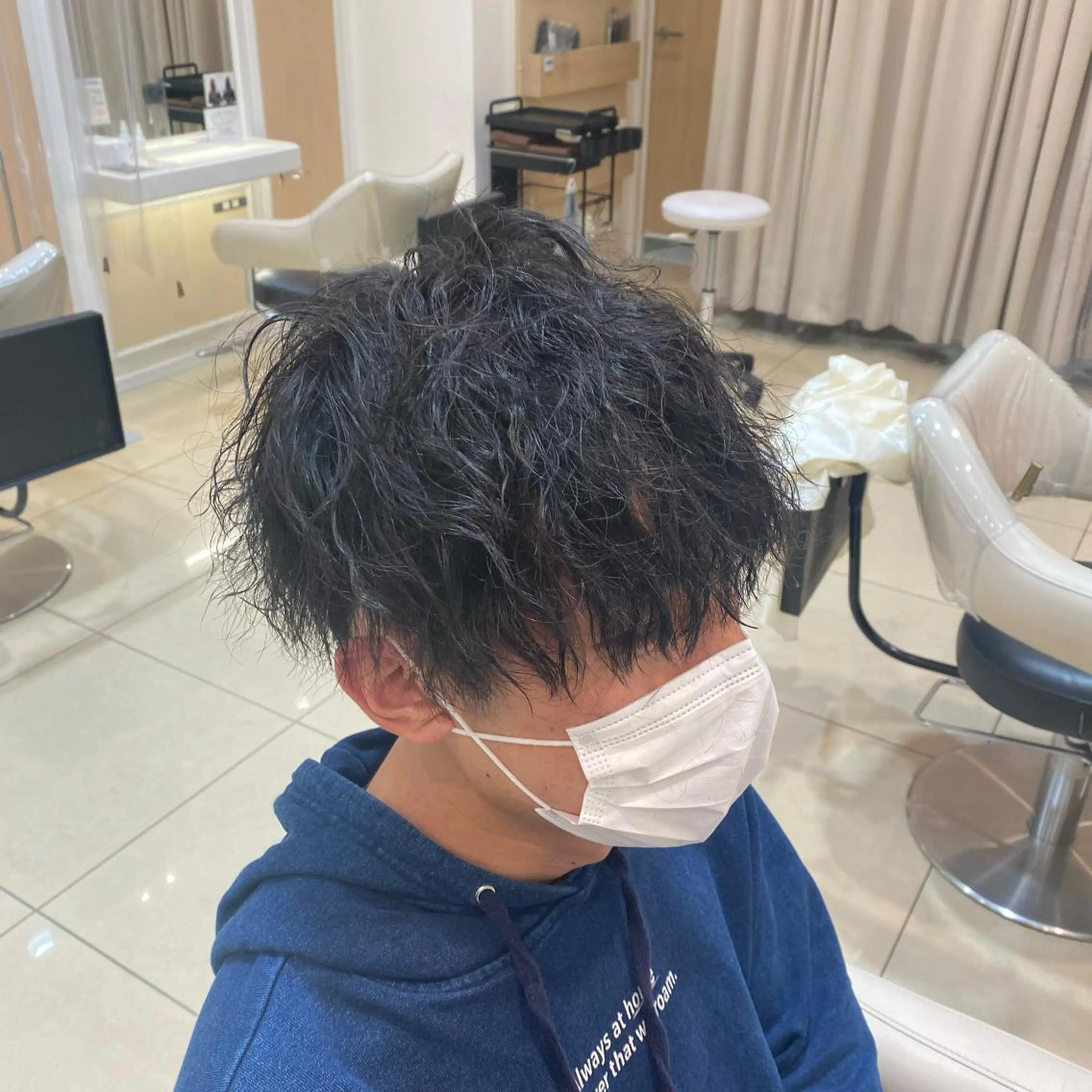 ミディアム パーマ メンズ カット パーマ メンズ特化型美容師 栗山勇人のヘアスタイル