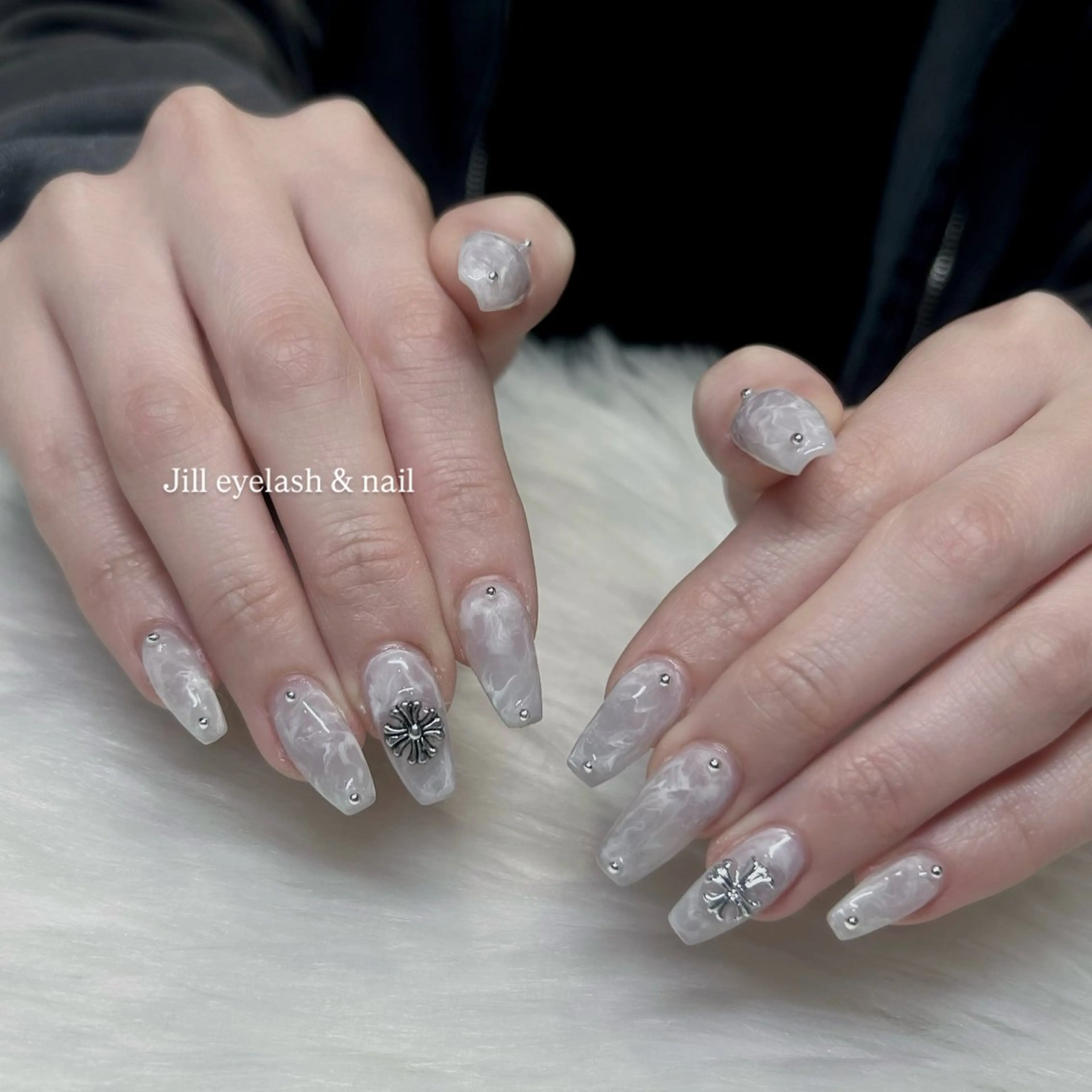 ネイル 大理石ネイル(マーブル) ホワイト ハンドネイル ami 𝜗𝜚˚⋆のネイルデザイン