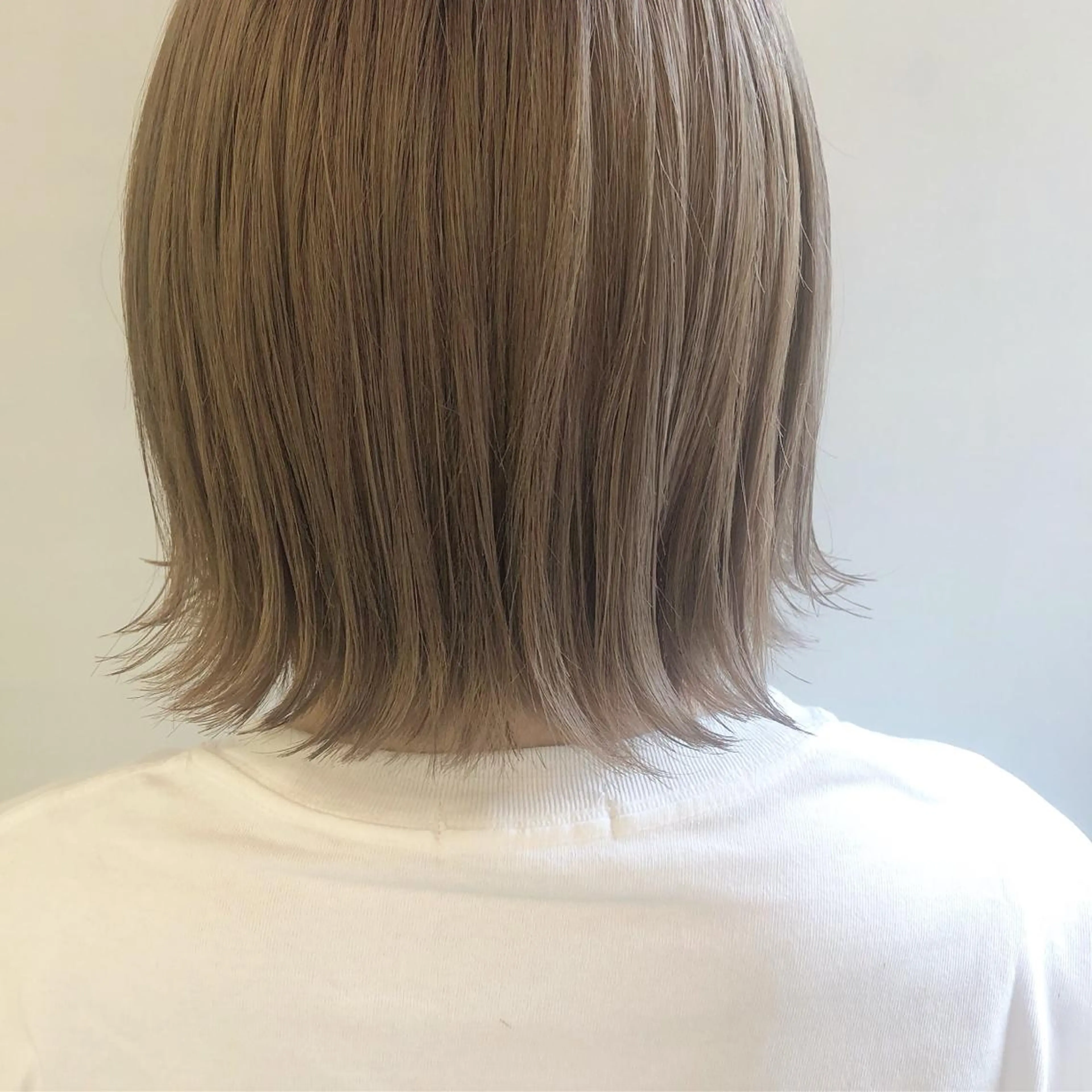 ショート カラー ベージュカラー ブリーチ ミルクティーベージュ カット ヘアカラー 齋藤 咲のヘアスタイル