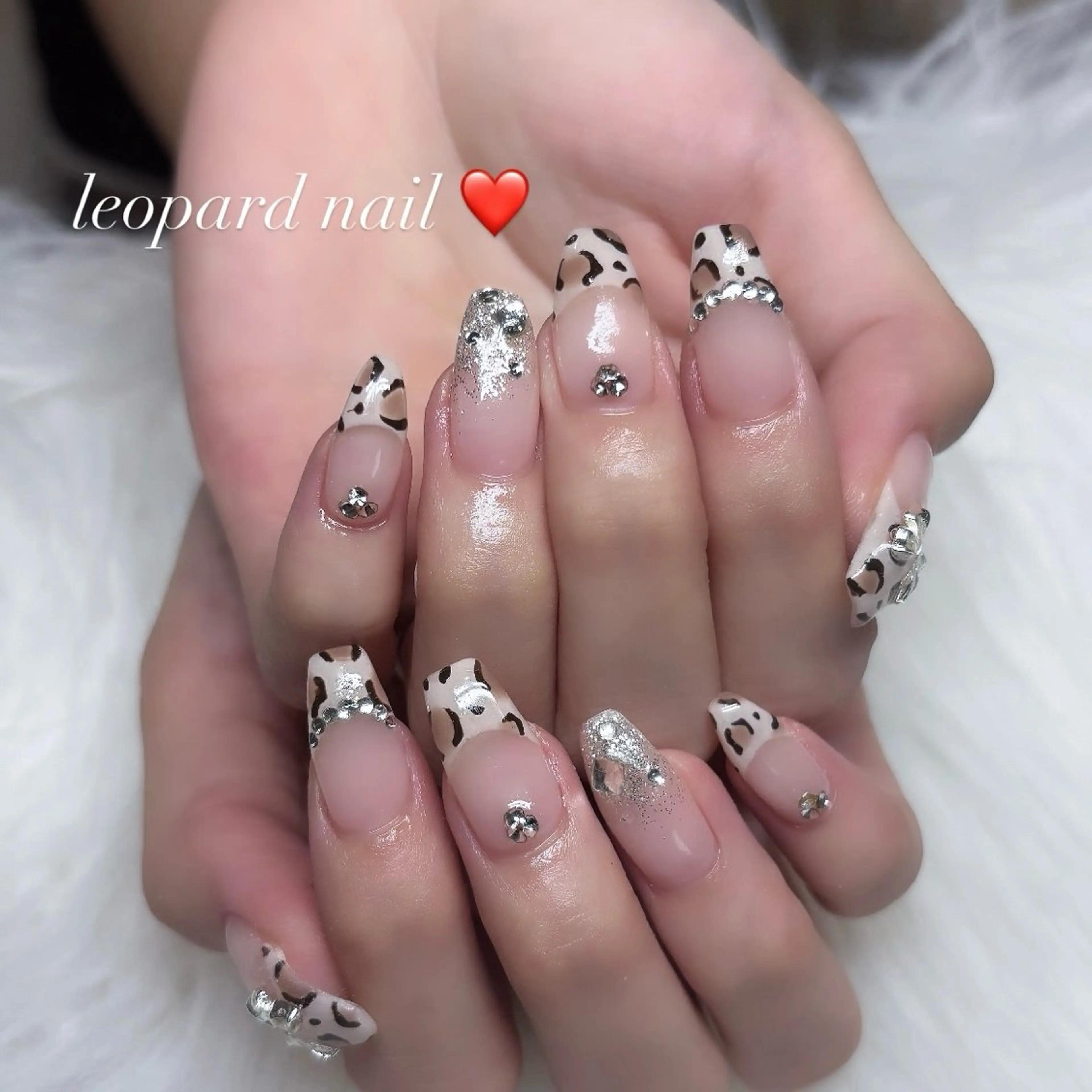 ネイル アニマル柄 ハンドネイル 🤍Earth笛吹 𝑴𝒂𝒏𝒂🤍のネイルデザイン