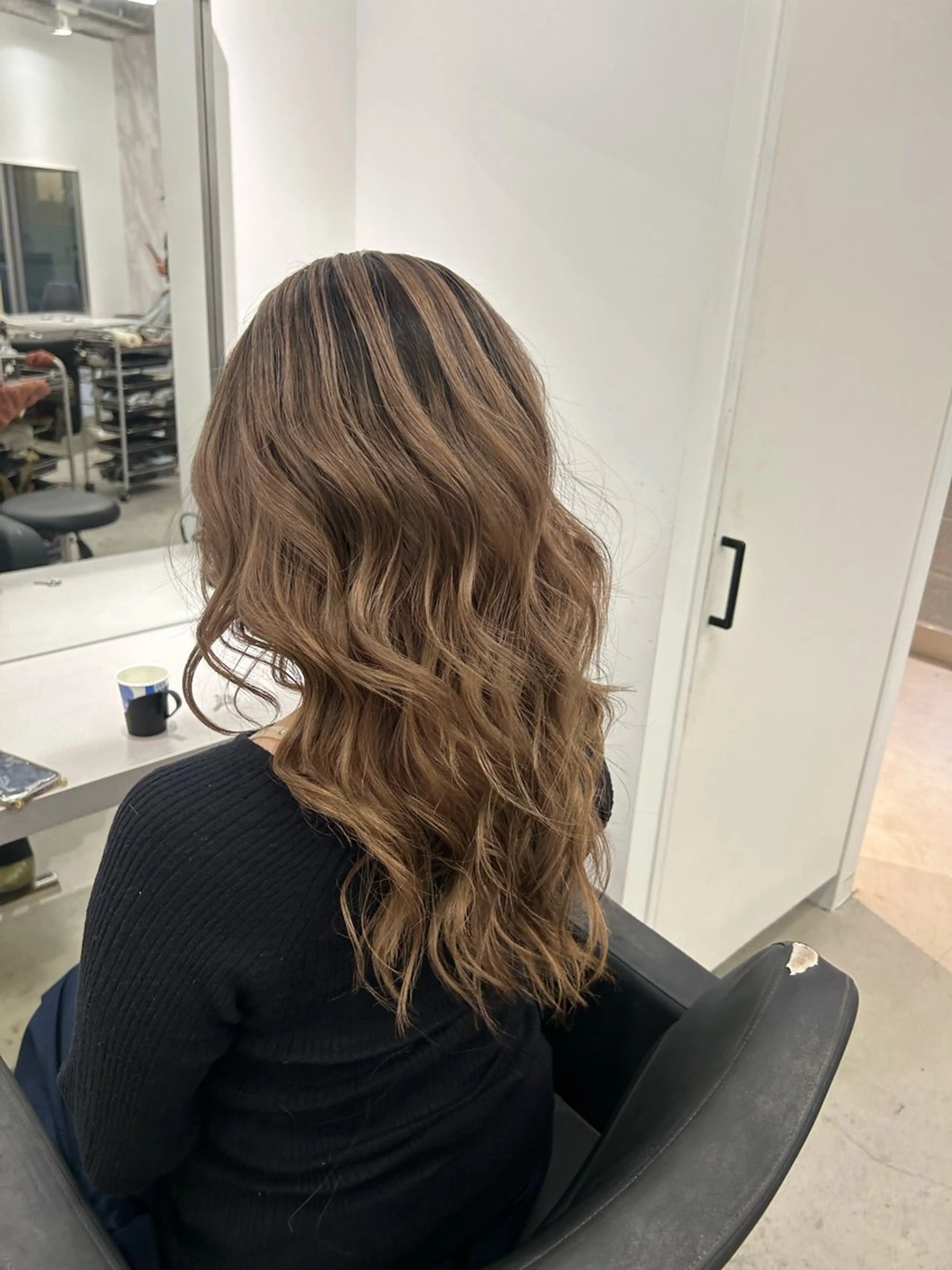 ロング カラー バレイヤージュ レイヤーカット EIGHT mana 海外グレージュ🥥のヘアスタイル