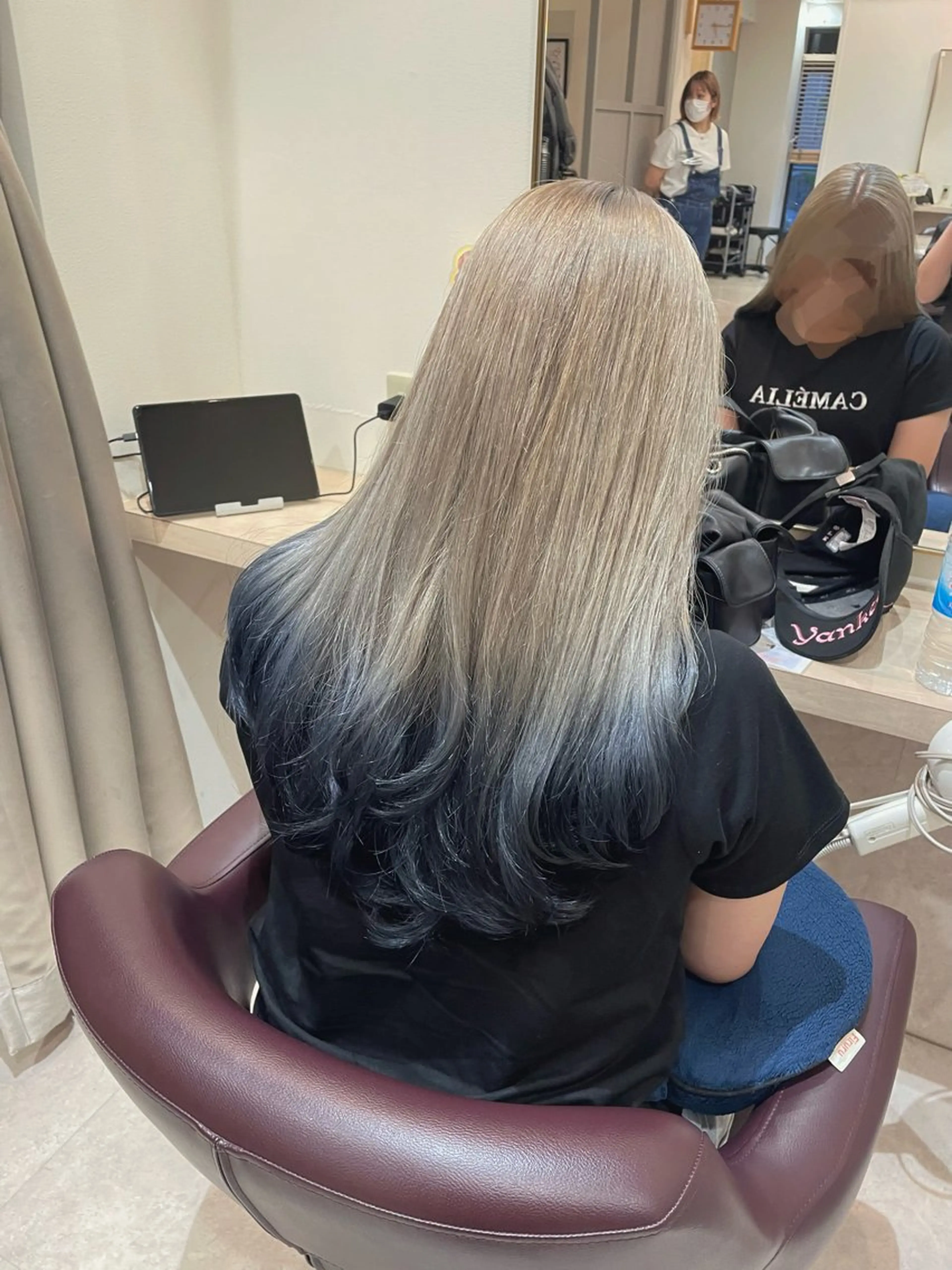 ロング カラー ベージュカラー グラデーションカラー ネイビーカラー シルバー シルバーベージュ 小川 泉美のヘアスタイル