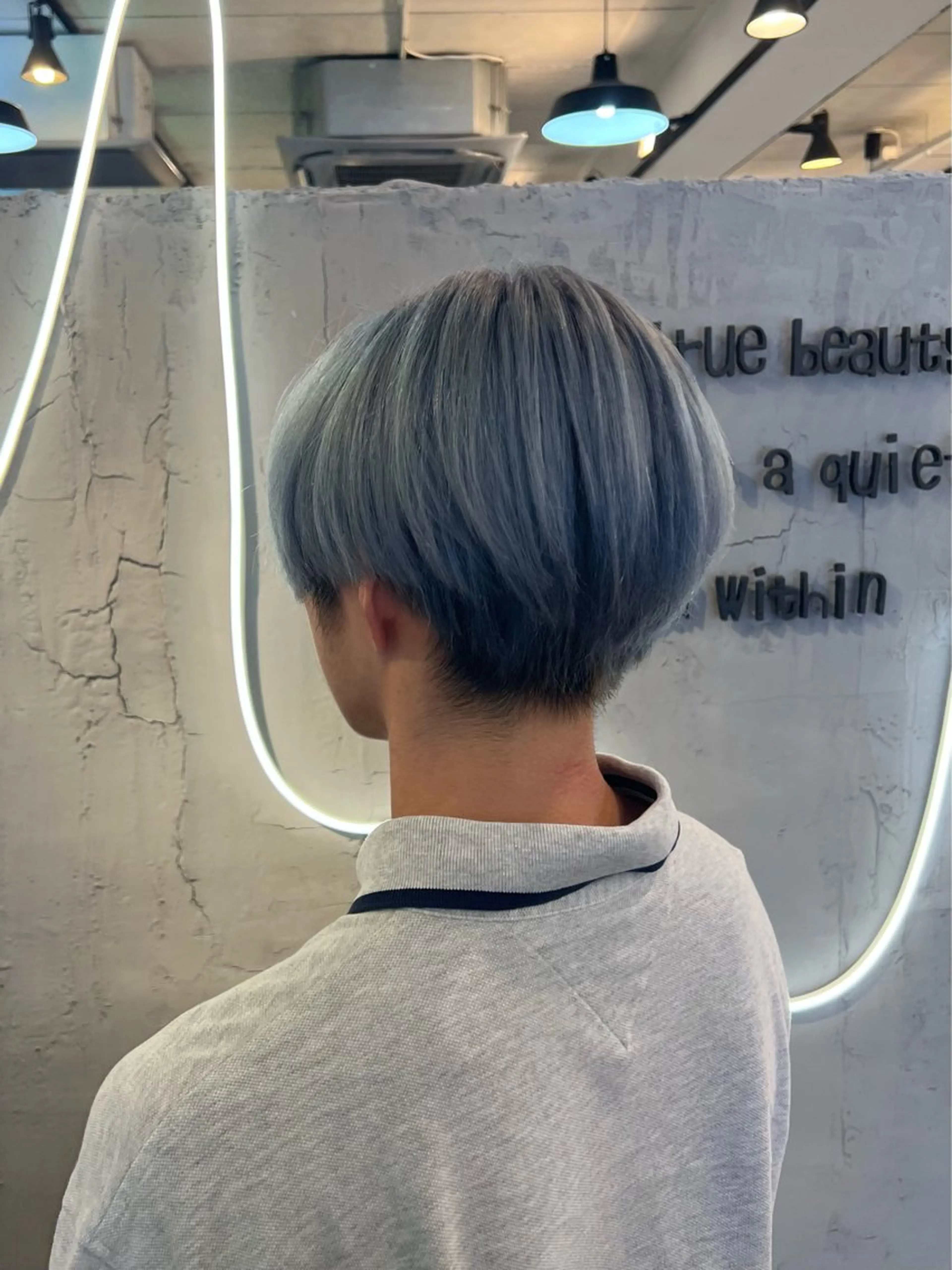 カラー メンズ センターパート マッシュ アッシュ ブルーカラー 透明感カラー カット ヘアカラー トリートメント いぐちしょうた🫧 VISAGEbaskのヘアスタイル