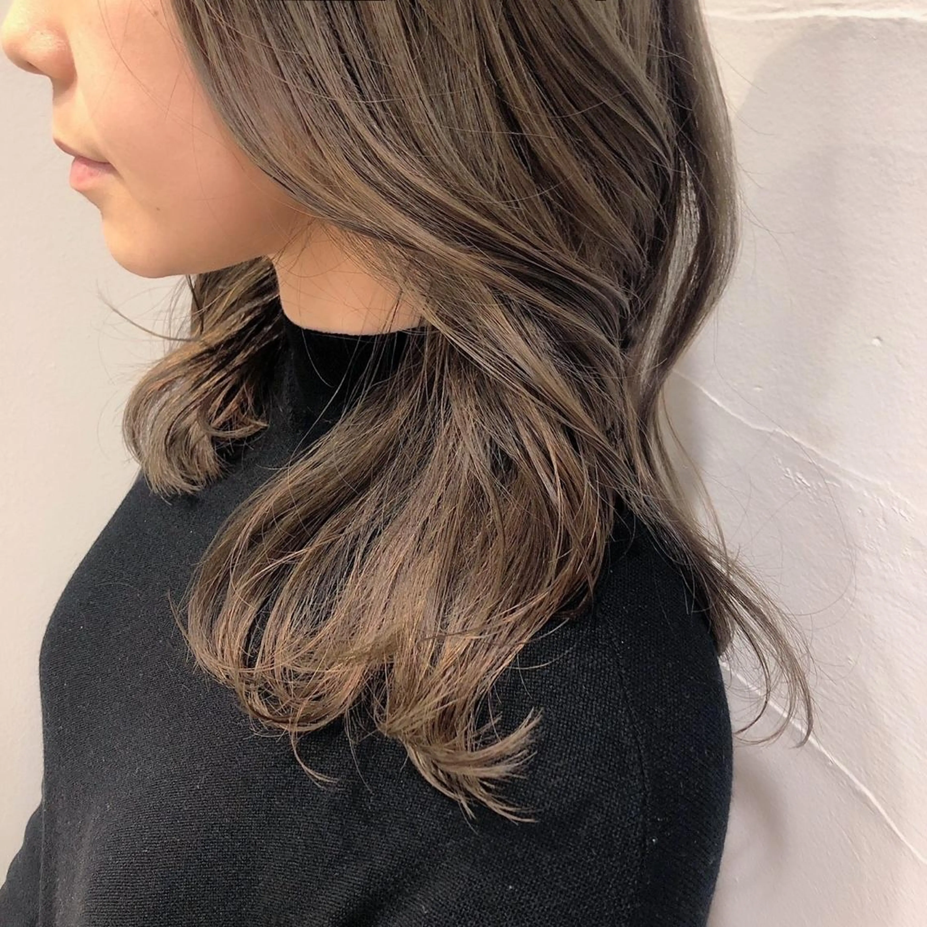 ミディアム カラー ベージュカラー 透明感カラー ハイライトカラー ハイライト . AYUKAのヘアスタイル