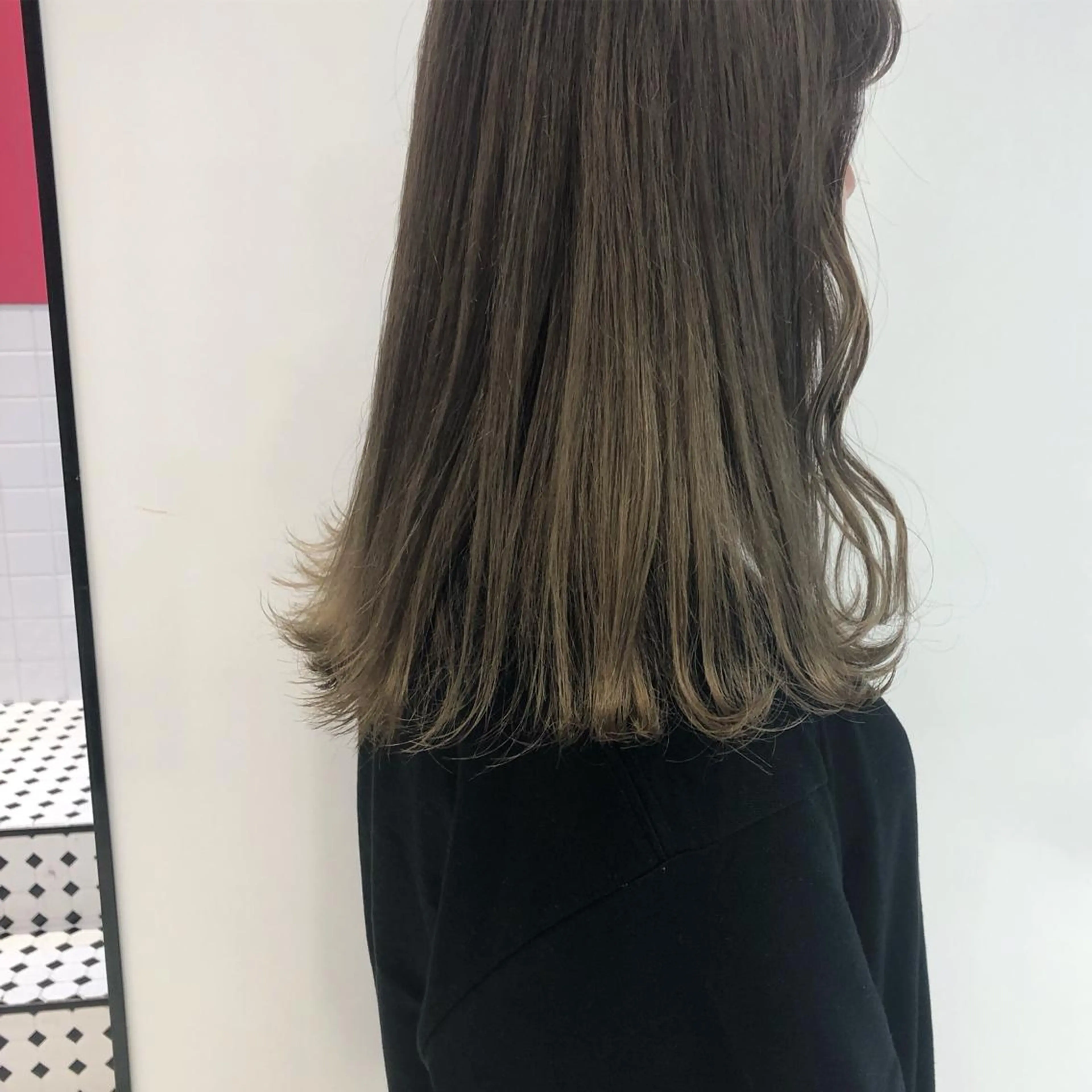 ロング カラー ブリーチ グレージュ カーキグレージュ カット ヘアカラー 相川 愛実のヘアスタイル