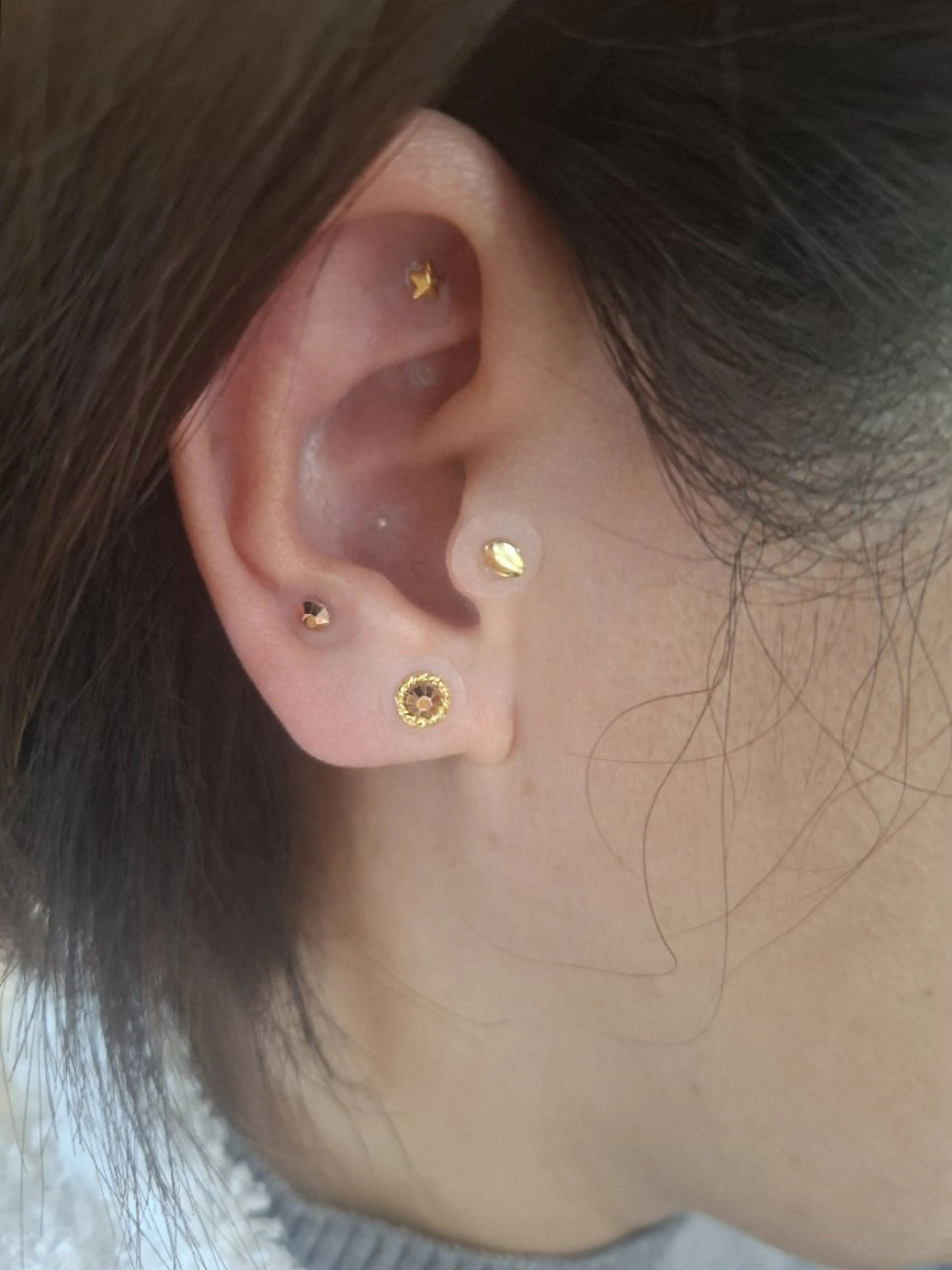 【リフトアップ・眼精疲労】ドライヘッドスパ+耳ツボジュエリー両耳で10粒の写真