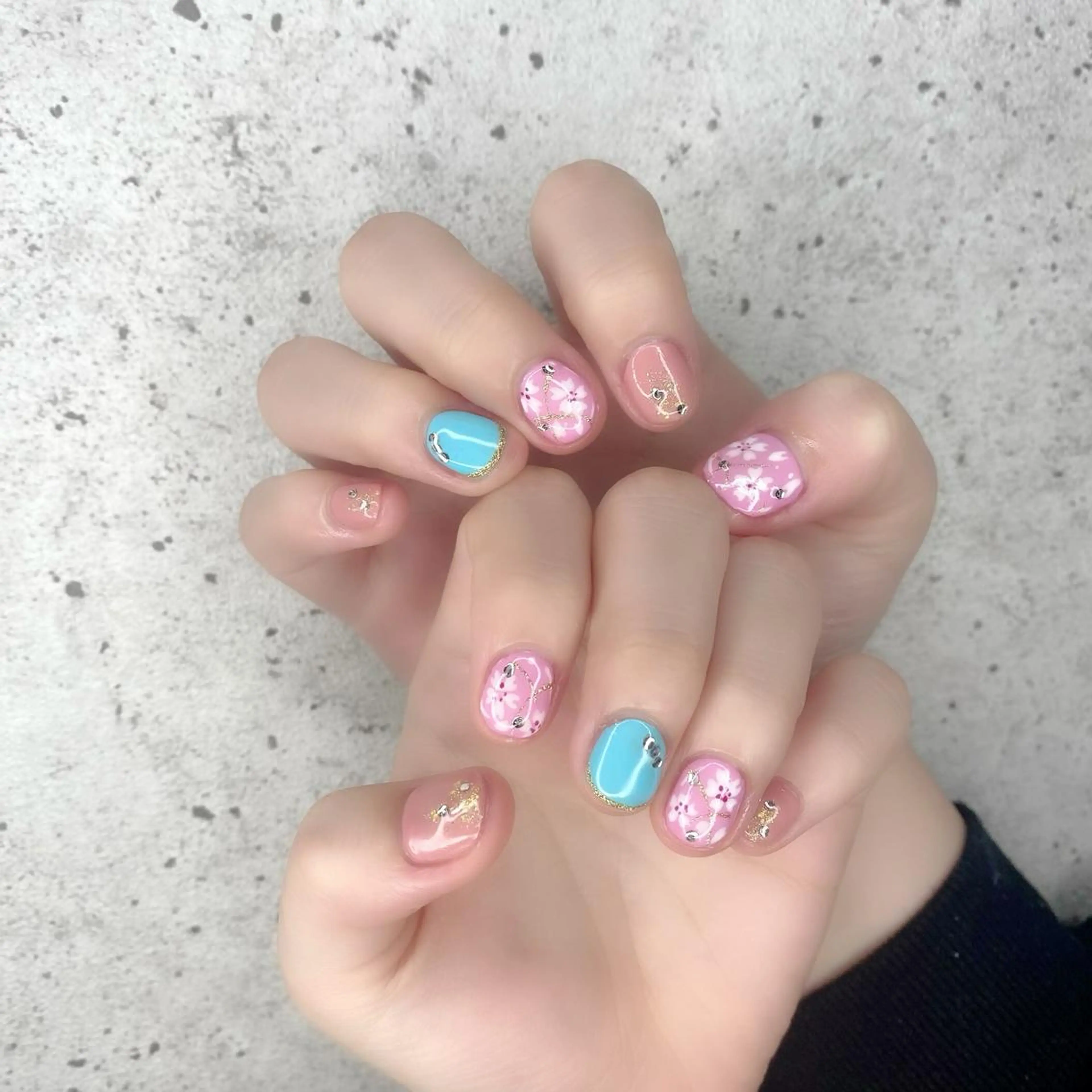 ショート カラー パーマ ヘアアレンジ メンズ キッズ ネイル マツエク・マツパ アイブロウ ブルーカラー アートネイル ブルー 桜ネイル フラワーネイル ハンドネイル Salon Kのネイルデザイン