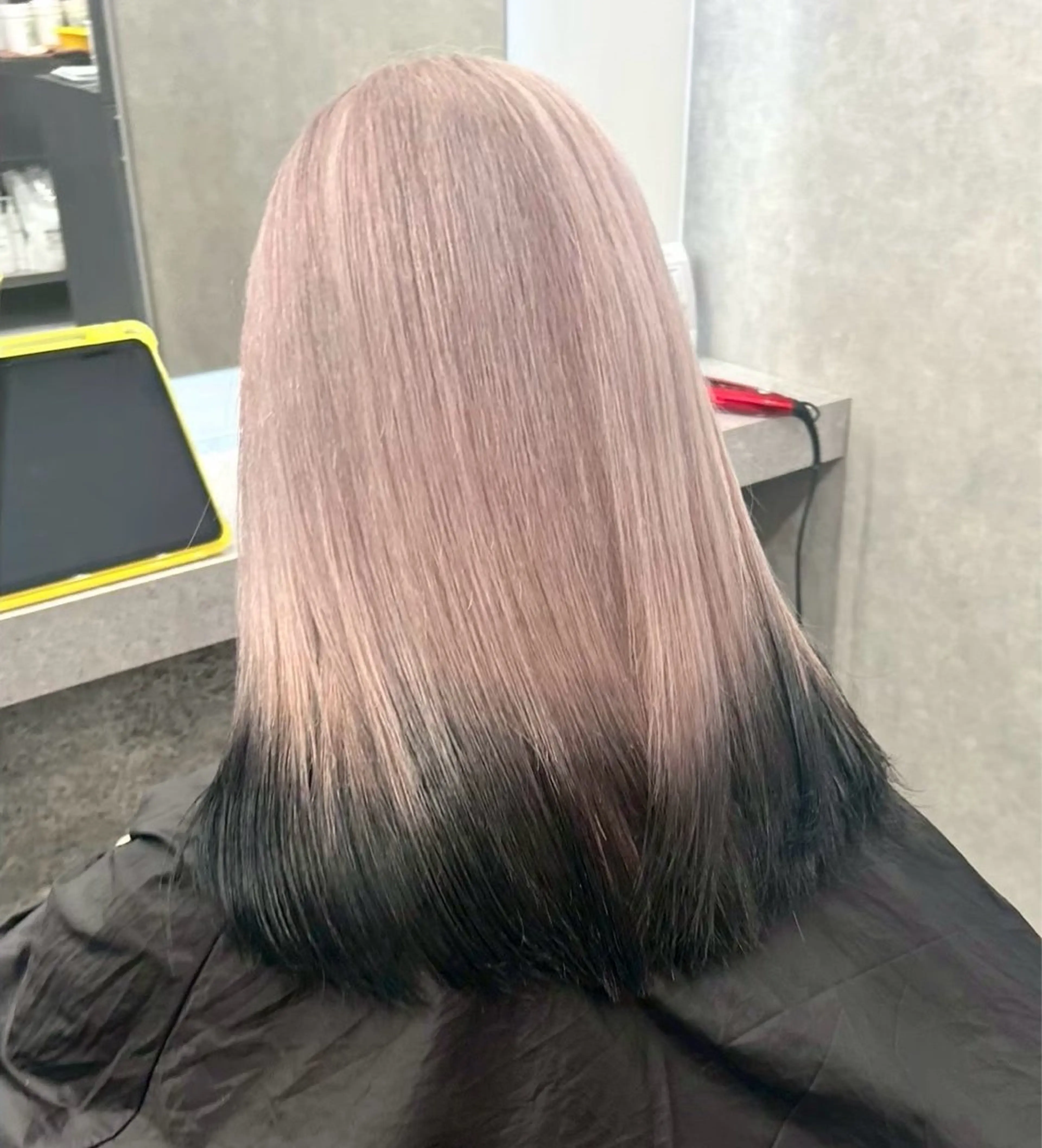 セミロング カラー ベージュカラー デザインカラー ピンクカラー ピンクベージュ ヘアカラー トリートメント ハイトーン🪼派手髪 mahoのヘアスタイル