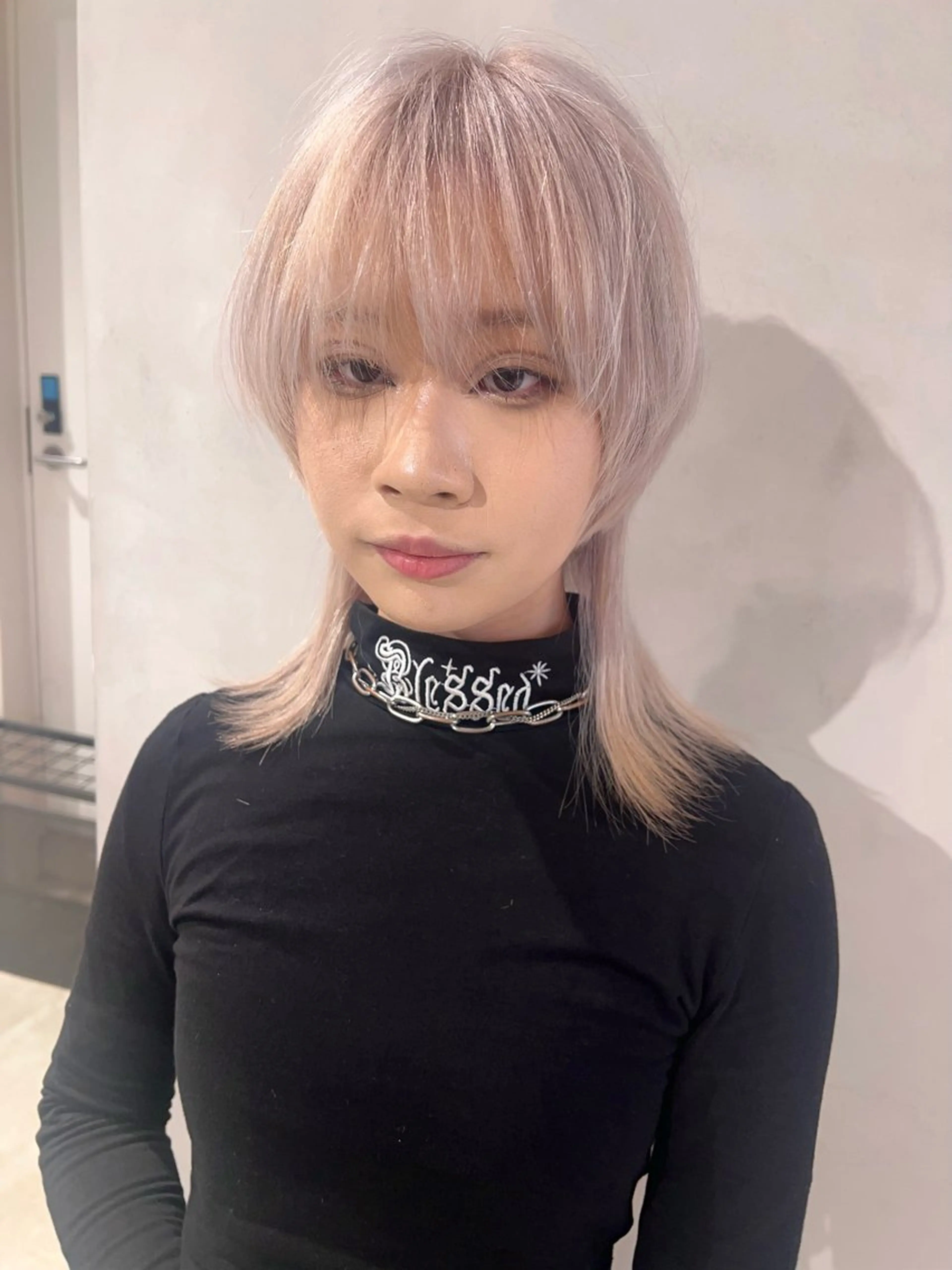 ミディアム カラー ベージュカラー ホワイトベージュ ウルフカット 渋谷ハイトーン/ デザインカラー阿部のヘアスタイル