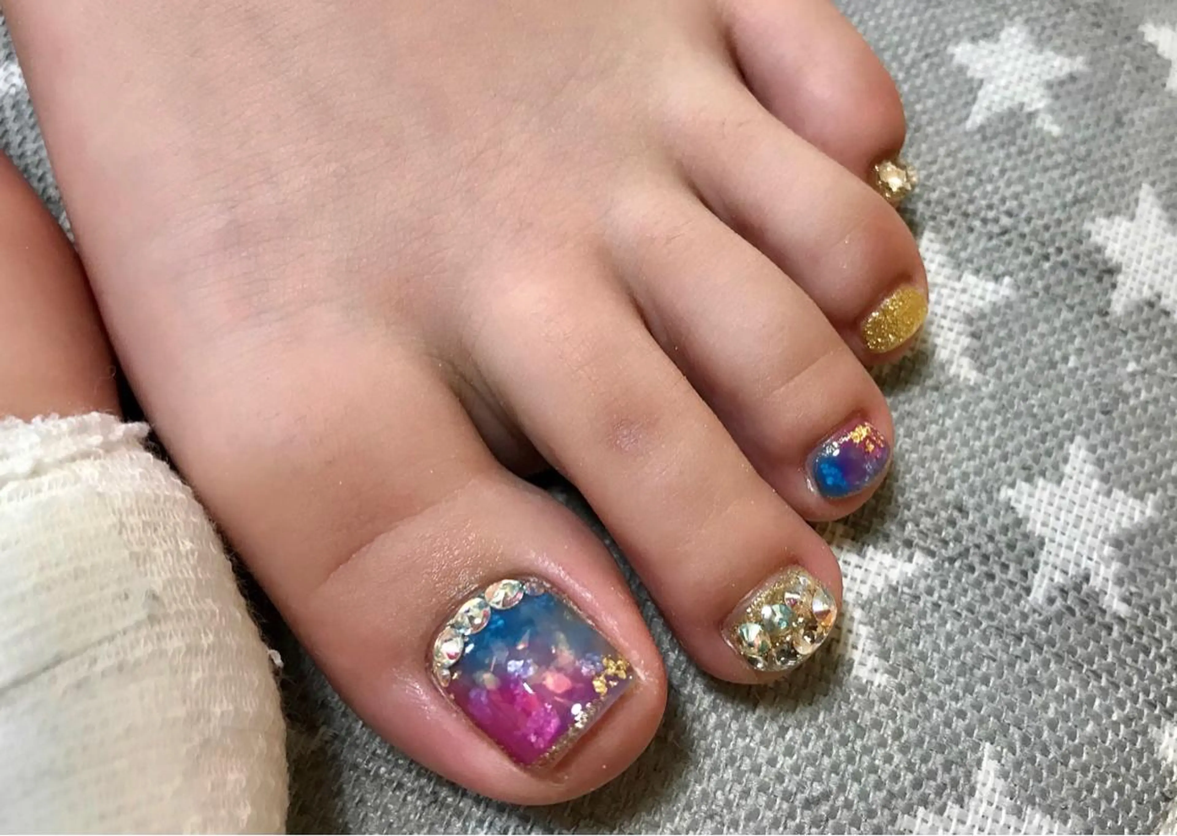 ネイル フットネイル キラキラネイル 'mm  (ミリ) ＭＡＮＡＭＩのネイルデザイン