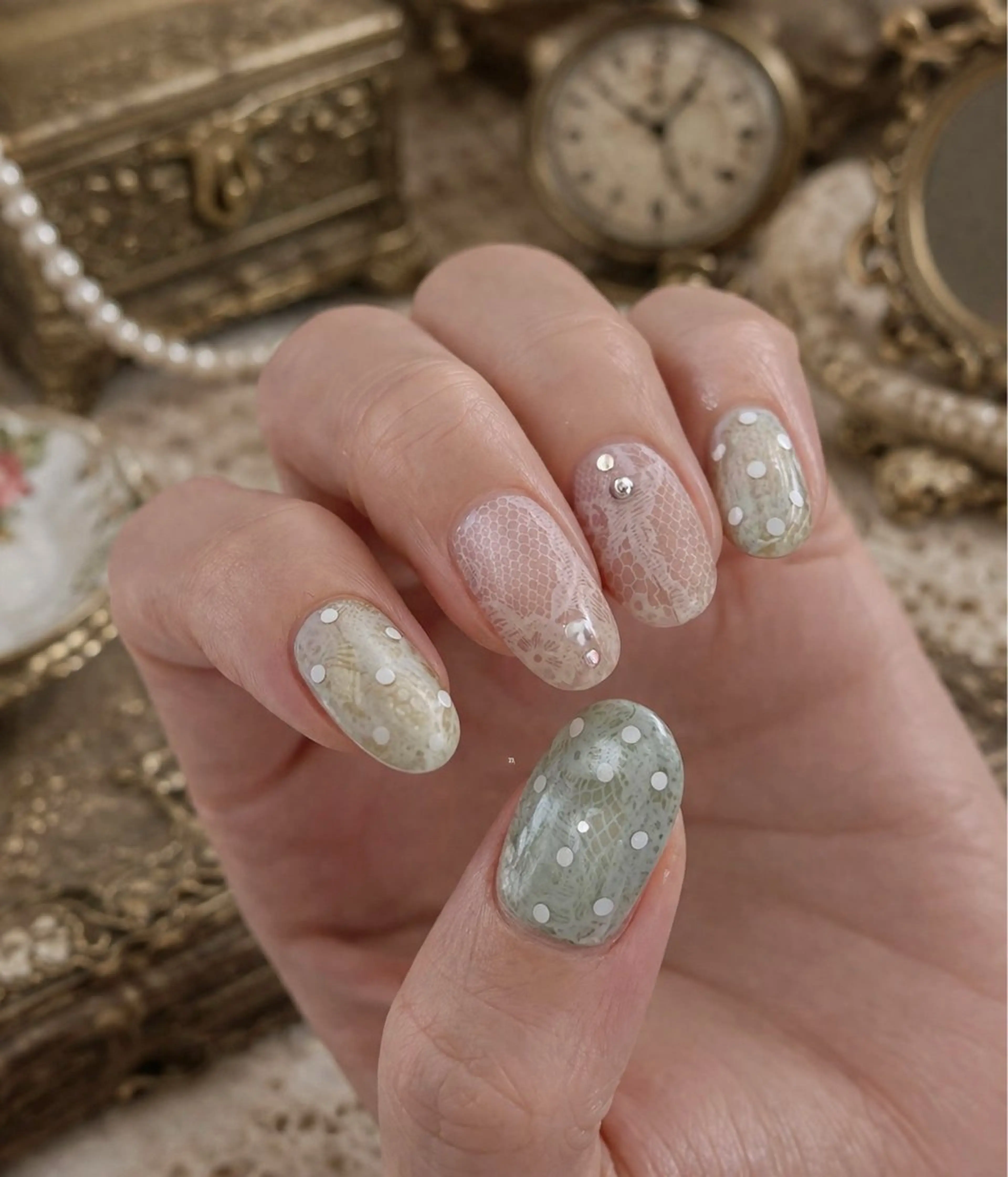 ネイル アートネイル ゴールド 春ネイル ハンドネイル Roger 舞のネイルデザイン