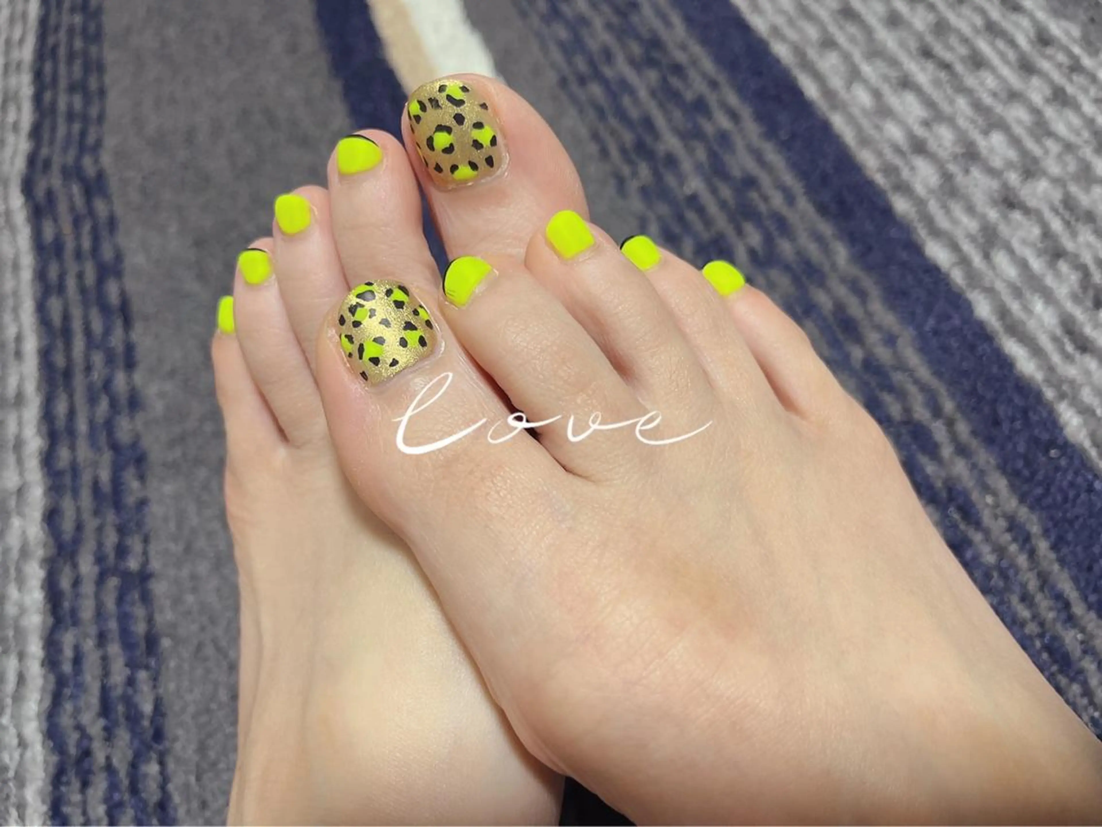 ネイル 黄色 マジョリカ ブルーのネイルデザイン