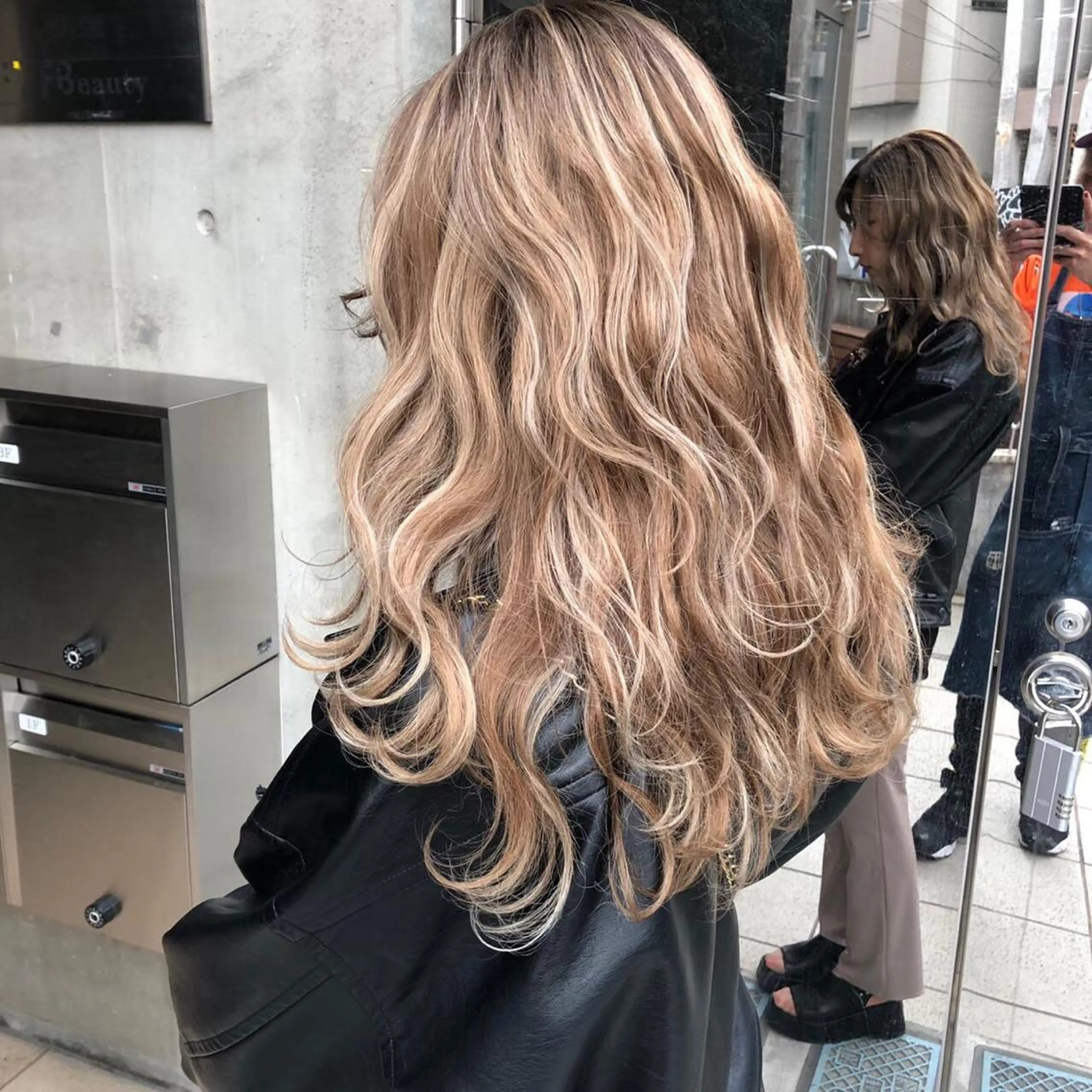 ロング カラー アッシュ アッシュグレー ベージュカラー 黒髪 ブリーチ ヘアカラー トリートメント ヘアセット ブリーチなしカラー/ 髪質改善　　佐藤 豪のヘアスタイル