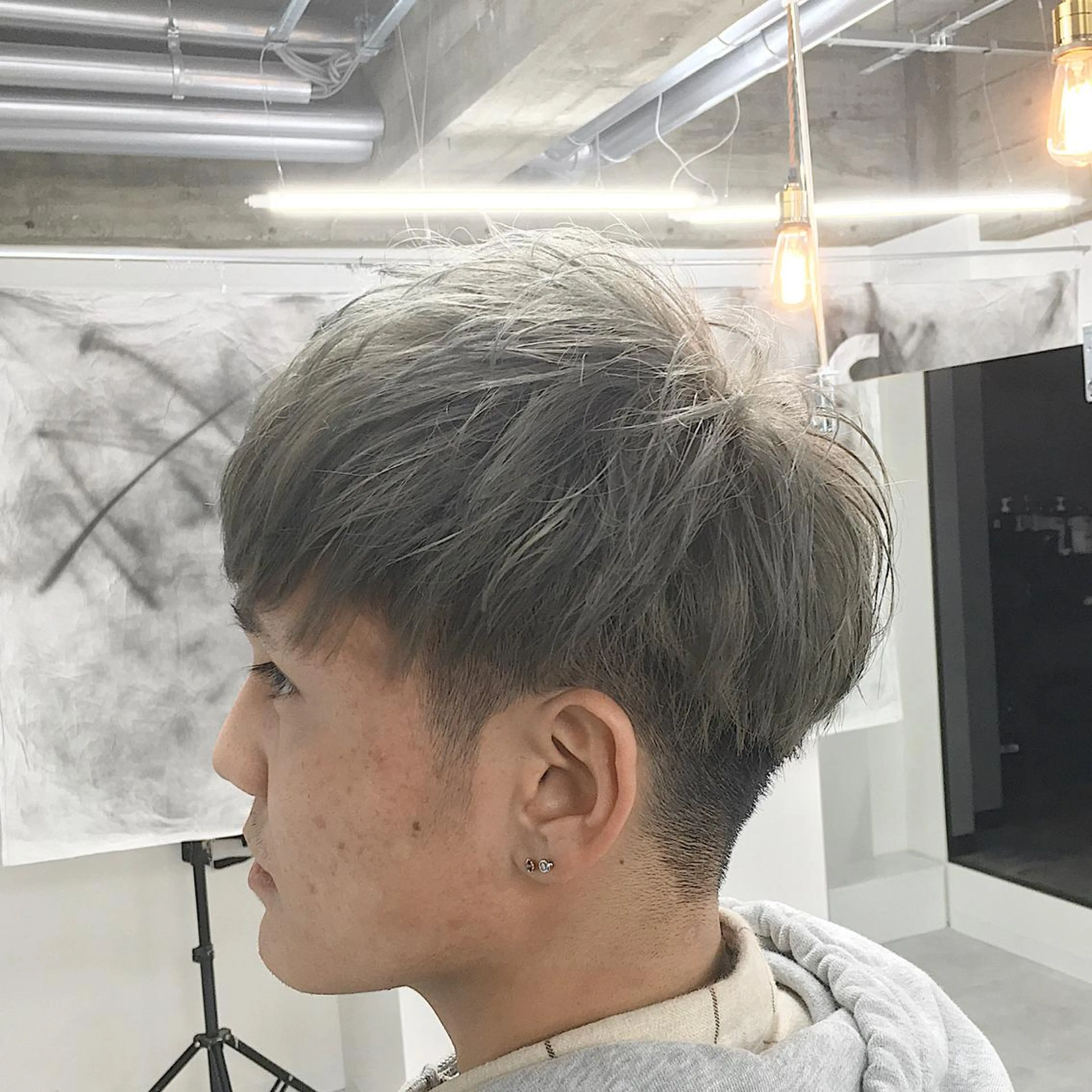 カラー メンズ コンマヘア メンズハイトーン マッシュ 刈り上げ ハイトーンカラー メンズサロン rootのヘアスタイル