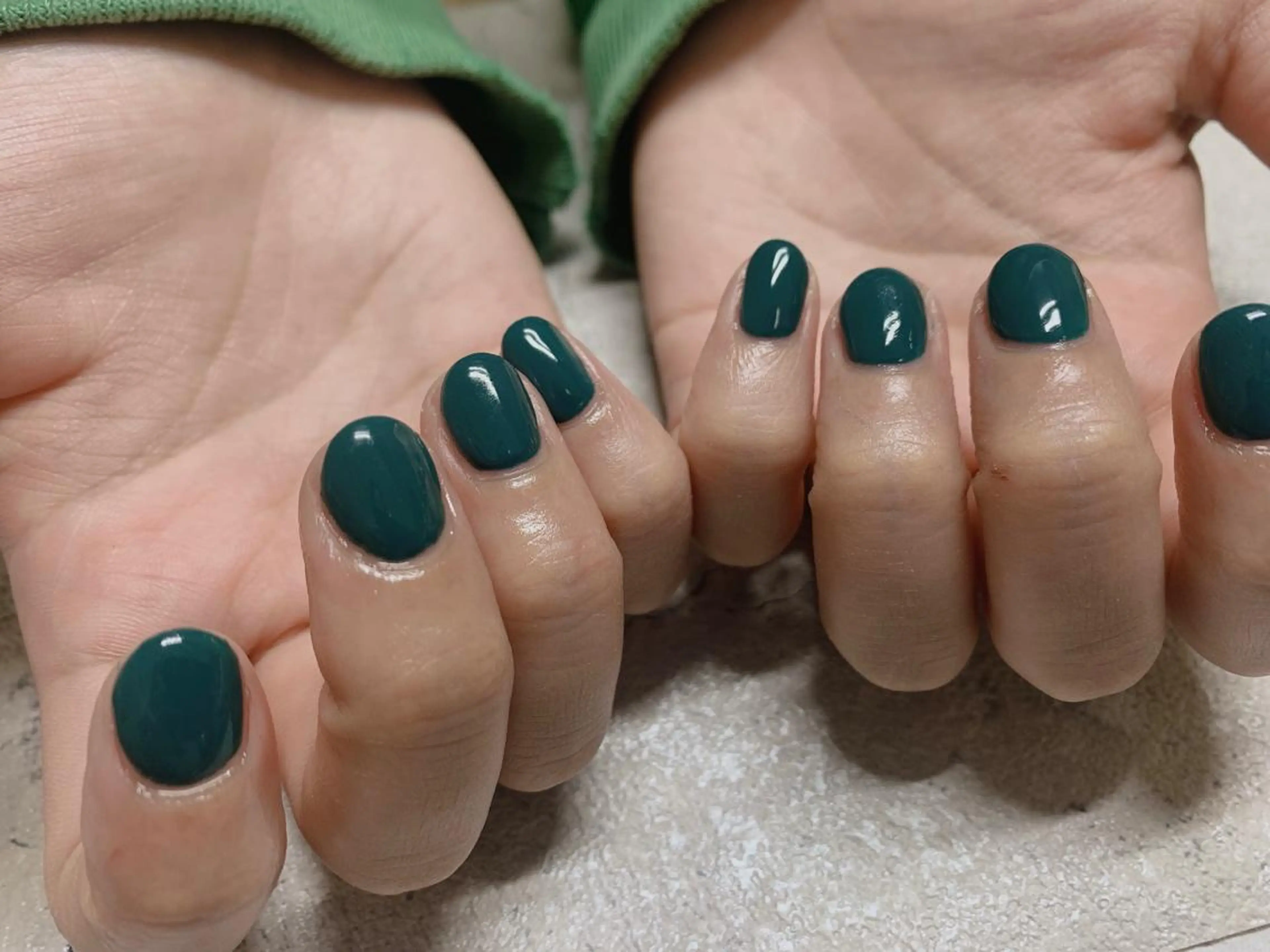 ネイル グリーン ワンカラーネイル ハンドネイル mogunail &blowのネイルデザイン