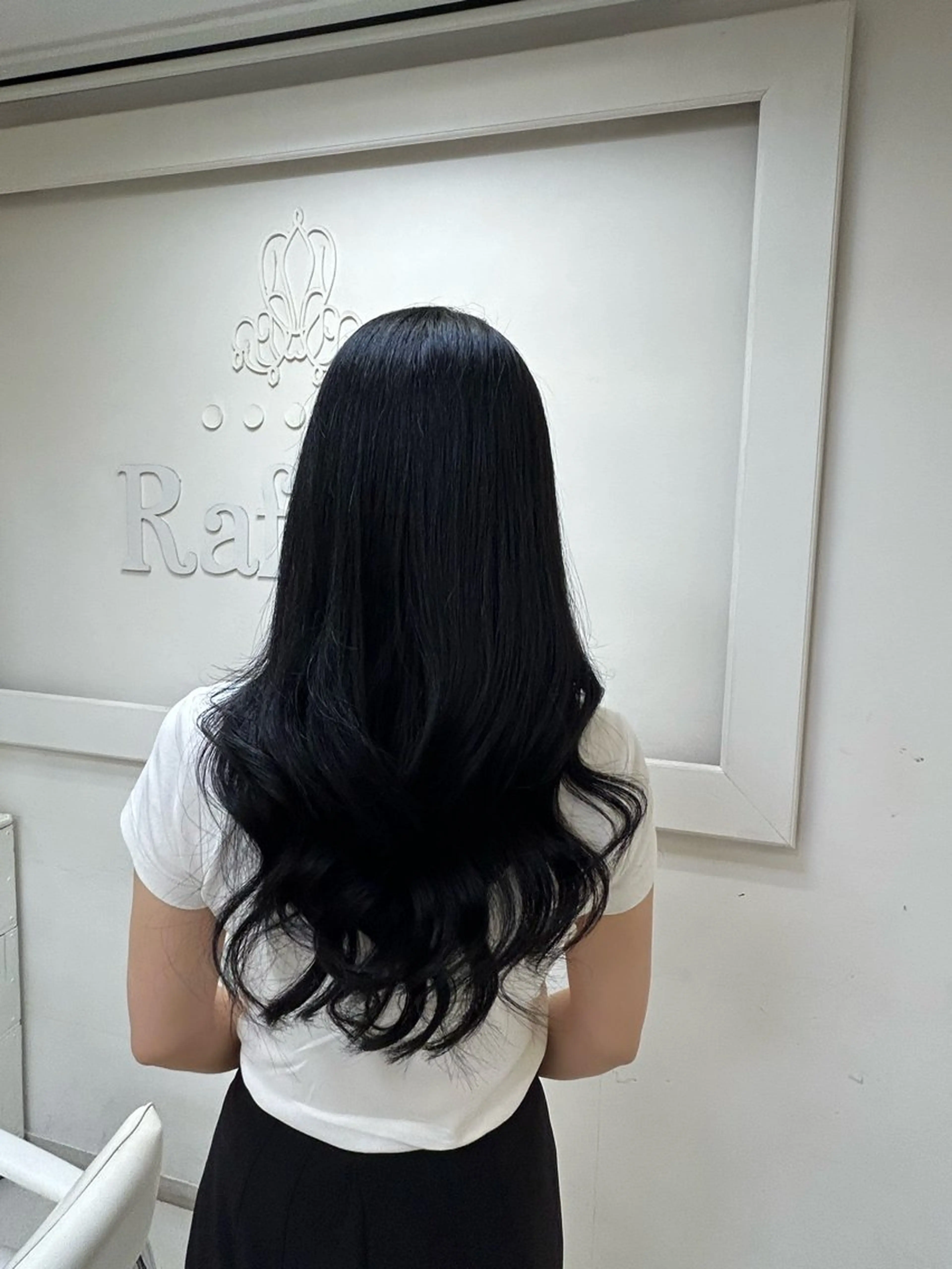 ロング カラー 黒髪 ブリーチ ブルーカラー ブルーブラック ブリーチなしカラー 山端 梨音のヘアスタイル