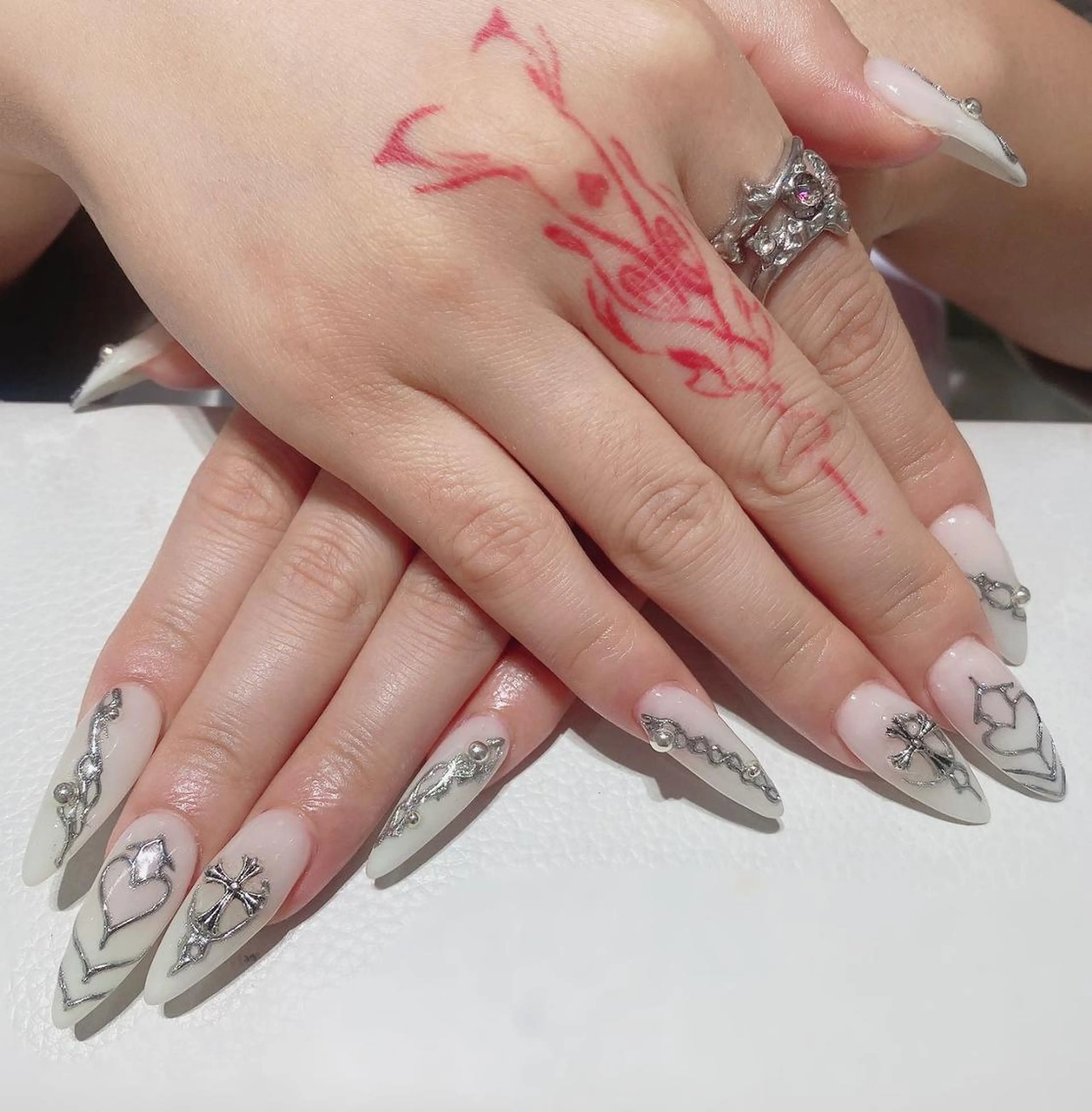 ネイル アートネイル 長さ出し ネイルチップ Queens momoのネイルデザイン