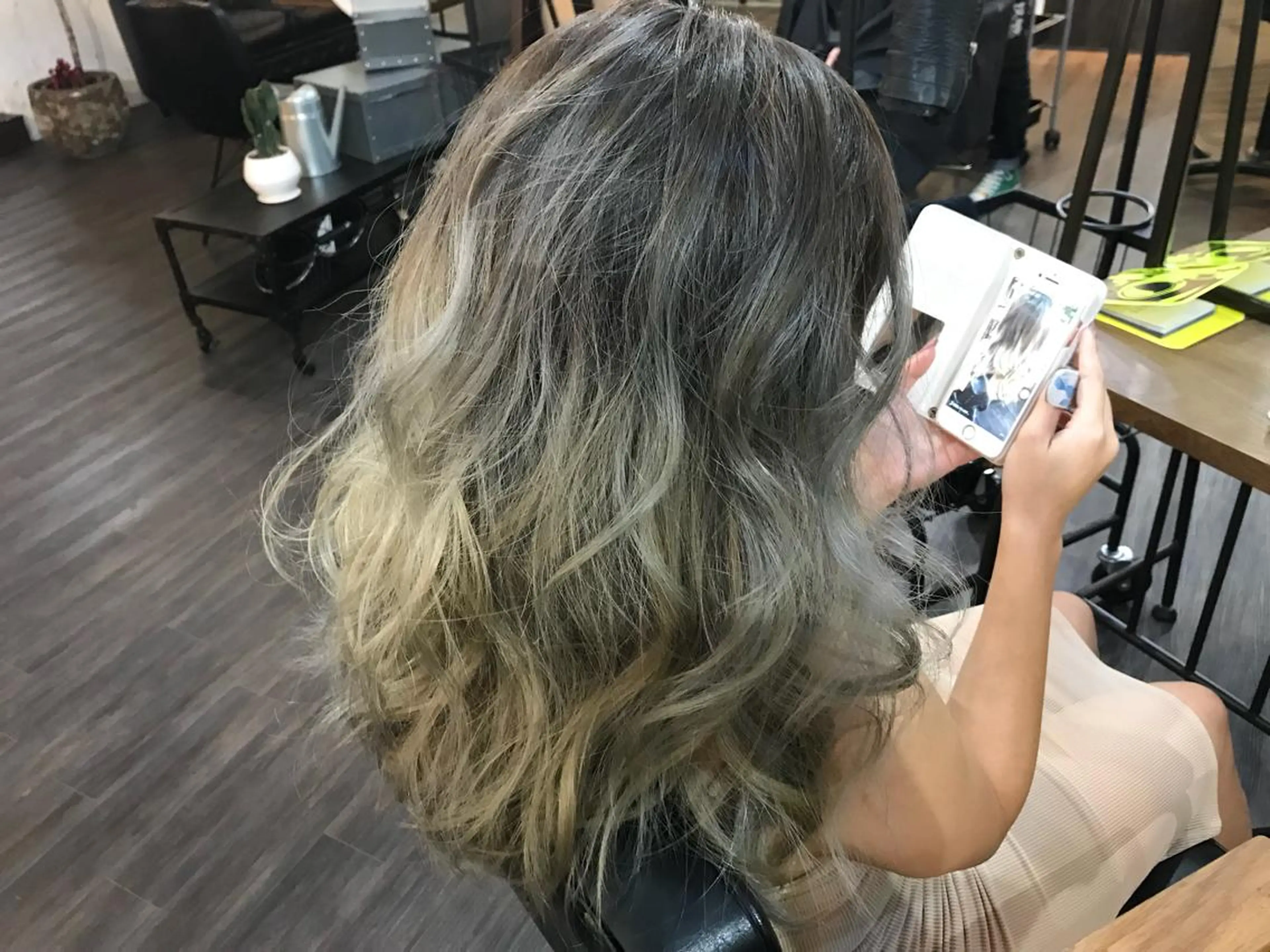 ロング カラー グラデーションカラー ハイライトカラー ハイライト WEST OLAND 安藤のヘアスタイル