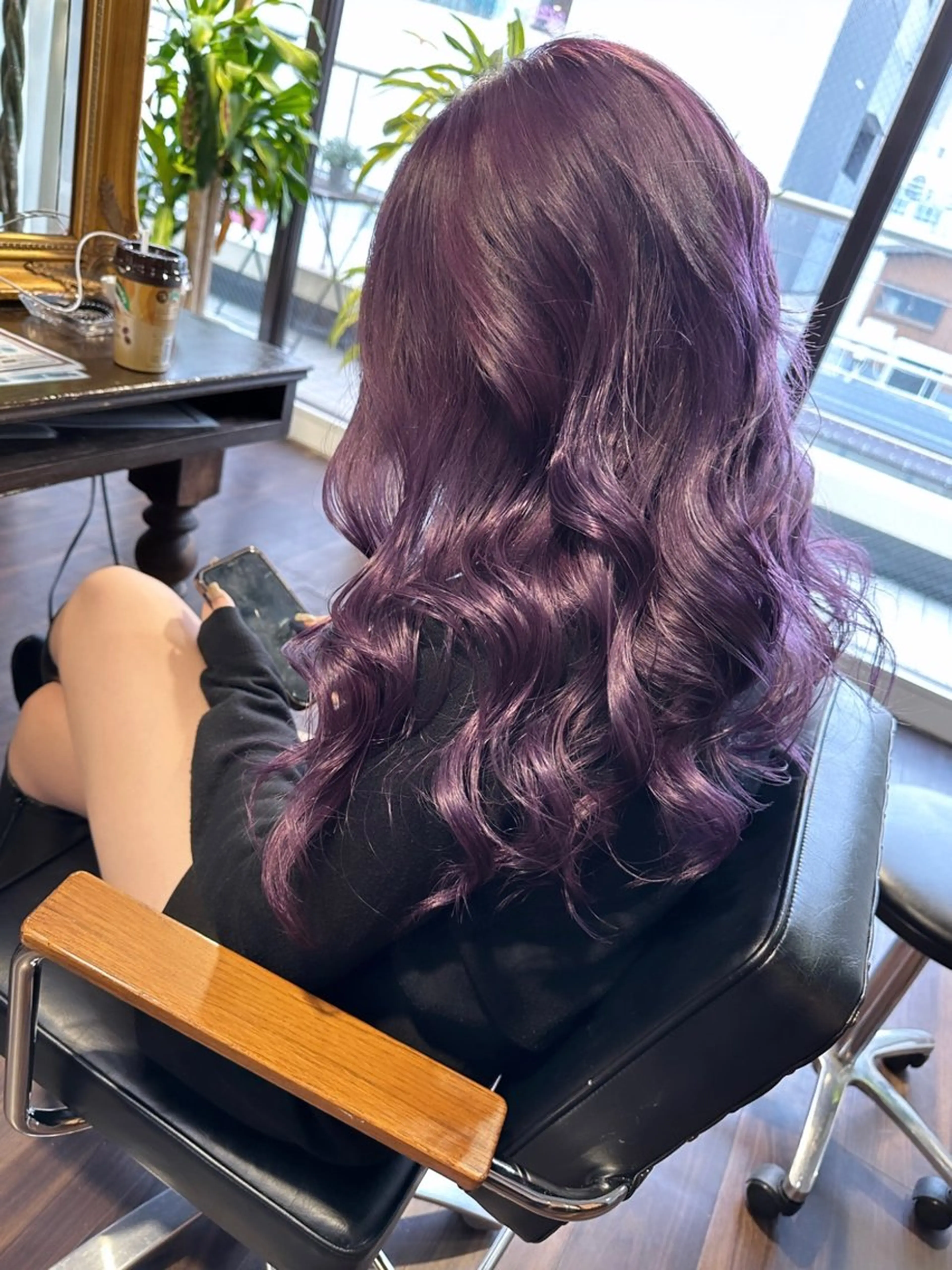 ロング カラー ヘアアレンジ ベージュカラー ブリーチ イヤリングカラー ハイトーンカラー ミルクティーベージュ ヘアカラー トリートメント 髪質改善/レイヤー 縮毛矯正/ケラチン耀のヘアスタイル