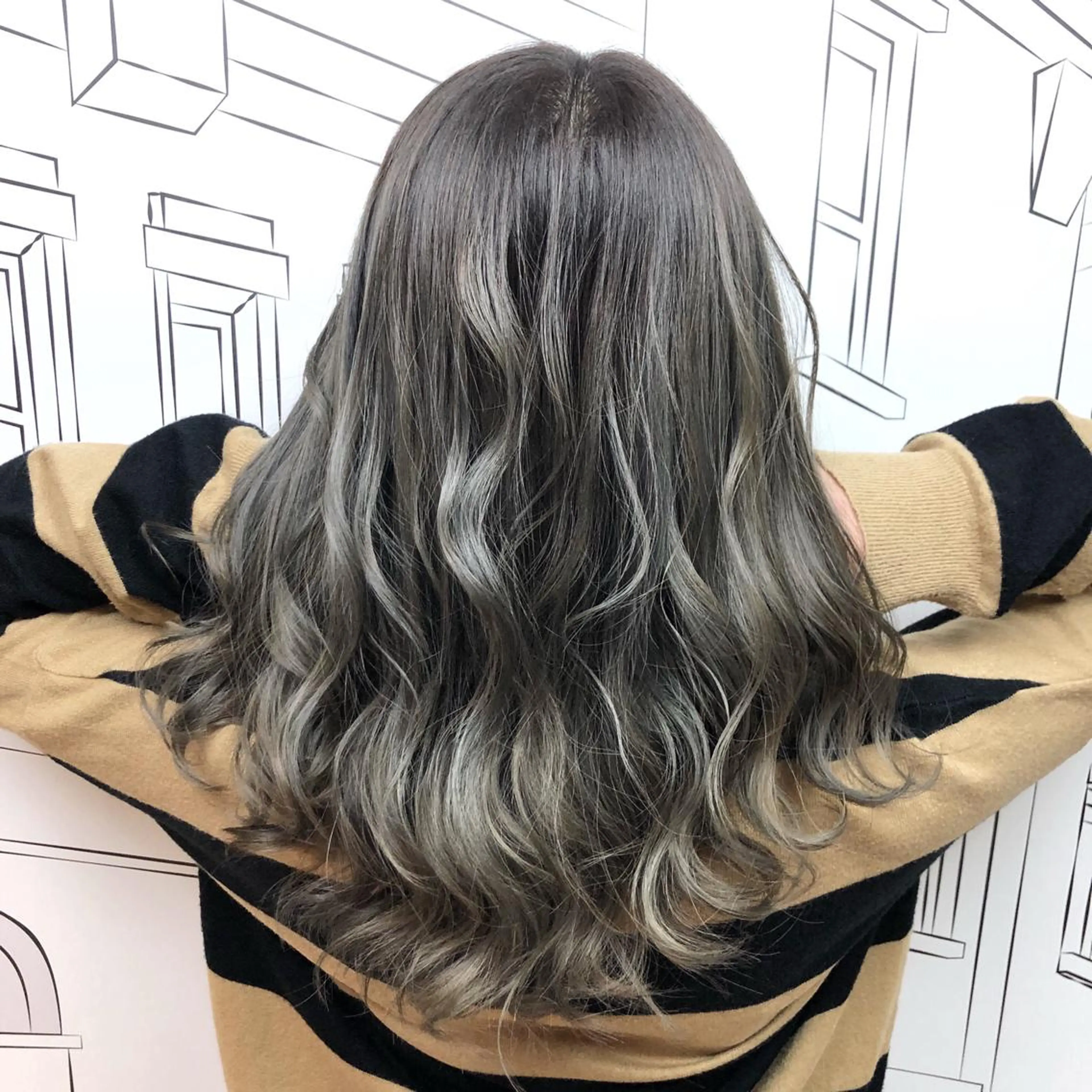 セミロング カラー ハイライトカラー 3Dハイライト ハイライト TOMOKA 艶髪/透明感カラーのヘアスタイル