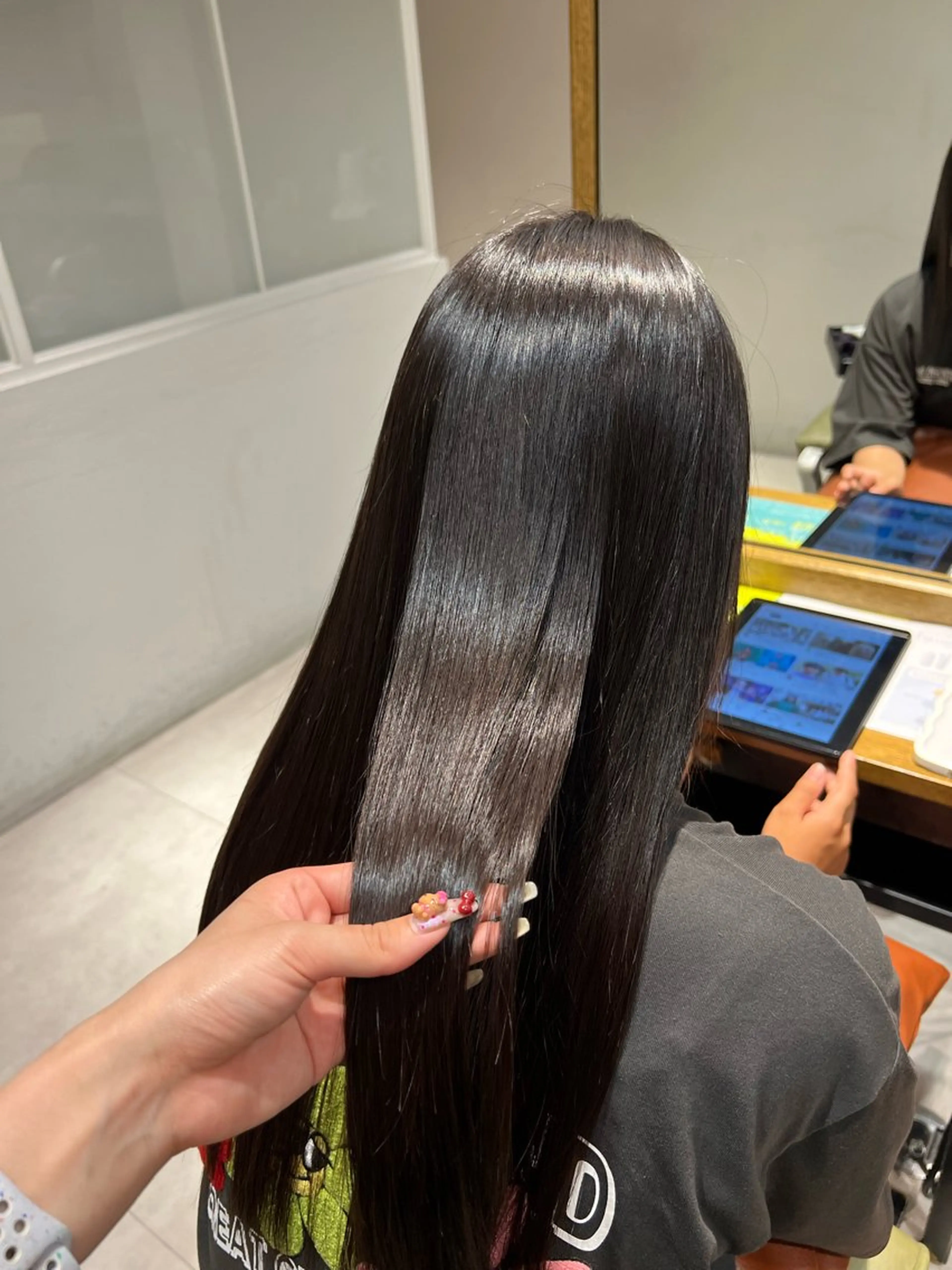 ロング 縮毛矯正 縮毛矯正 ワタナベ モカ🦢ダブルカラーのヘアスタイル