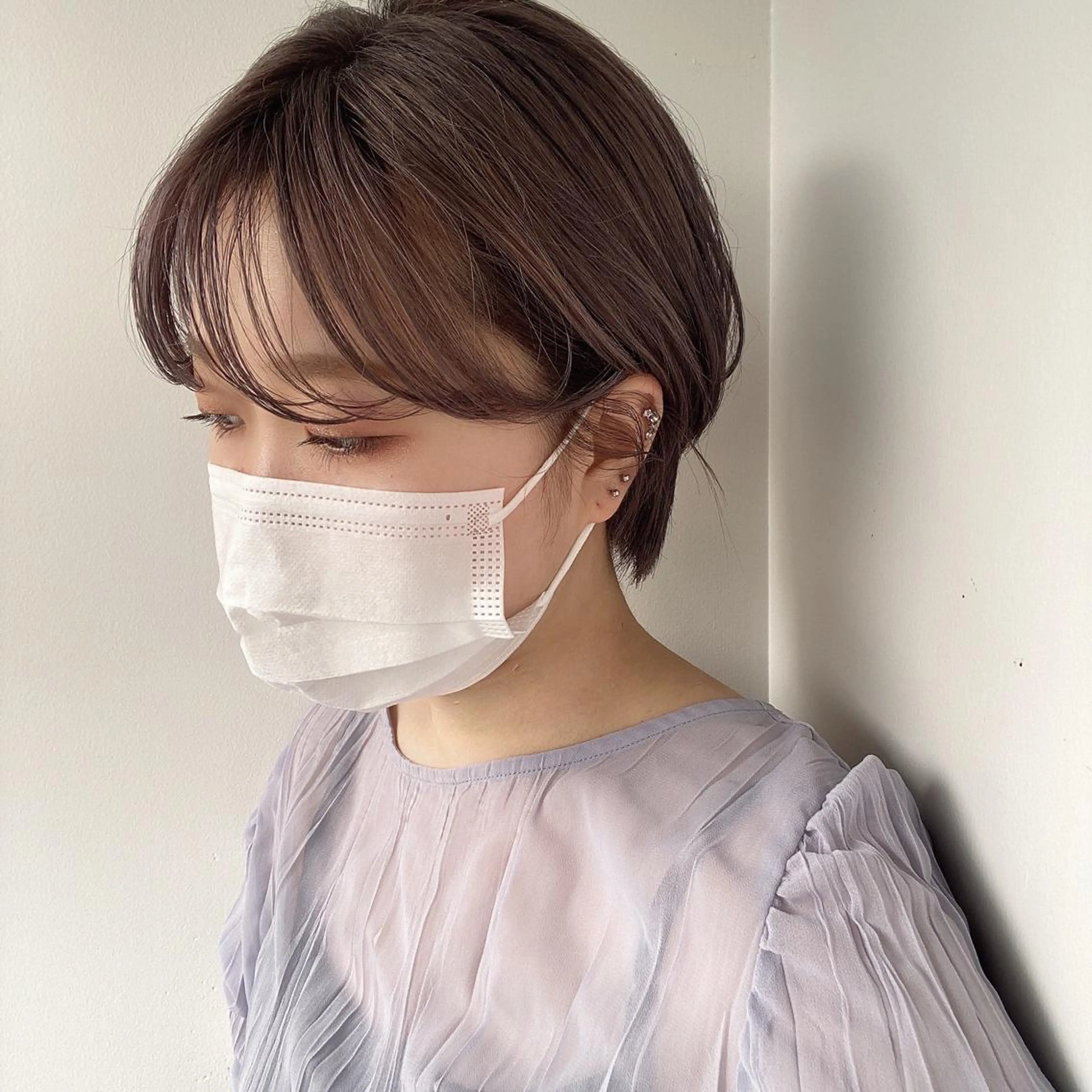 ショート カラー ブリーチ グレージュ あやめ【顔まわり/レ イヤー/柔らかカラ】のヘアスタイル