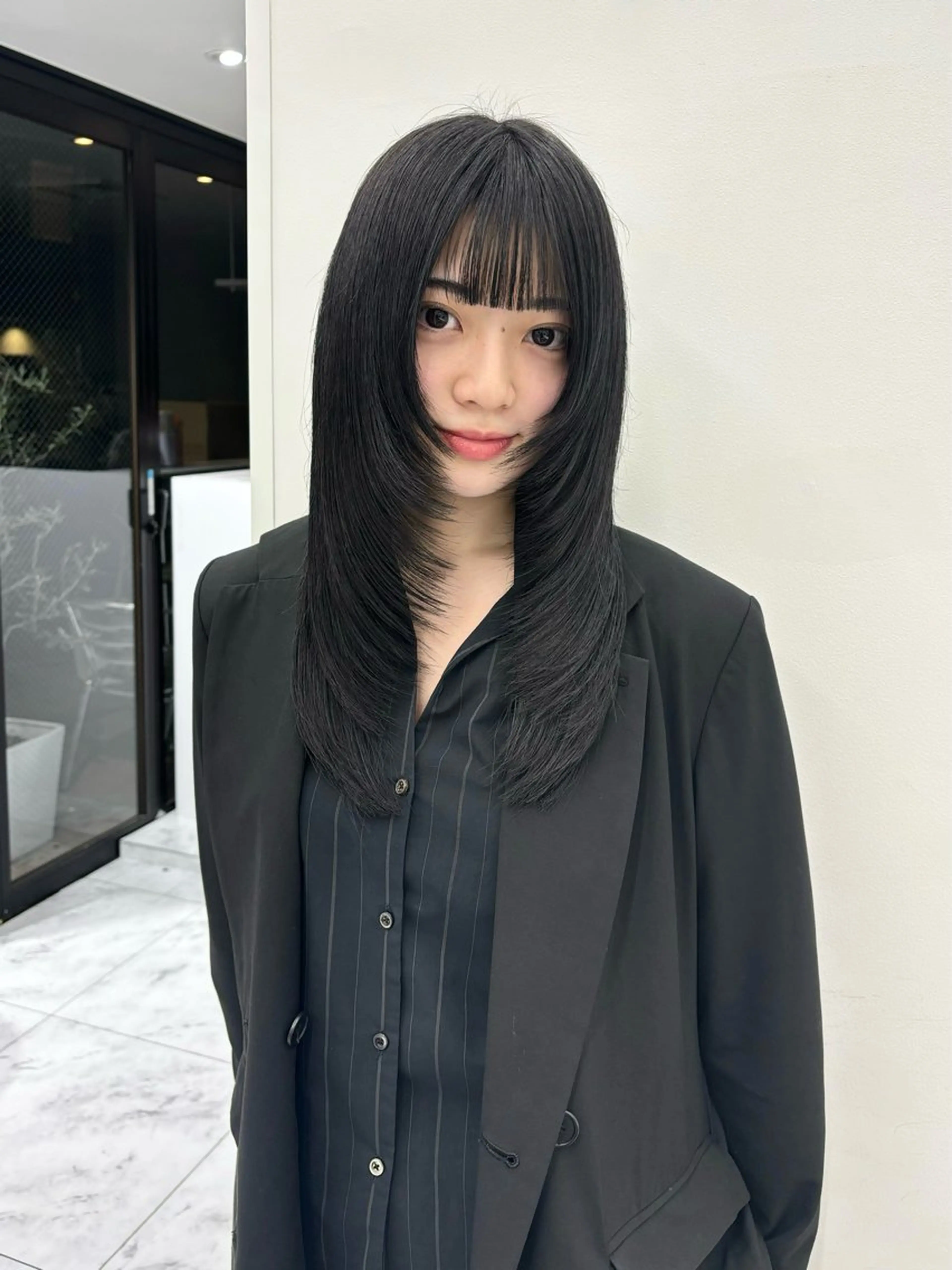 ミディアム カラー 黒髪 ブルーカラー ブルーブラック 顔周りカット 韓国風ヘア カット 縮毛矯正 韓国レイヤー/ 縮毛矯正🎀minaのヘアスタイル