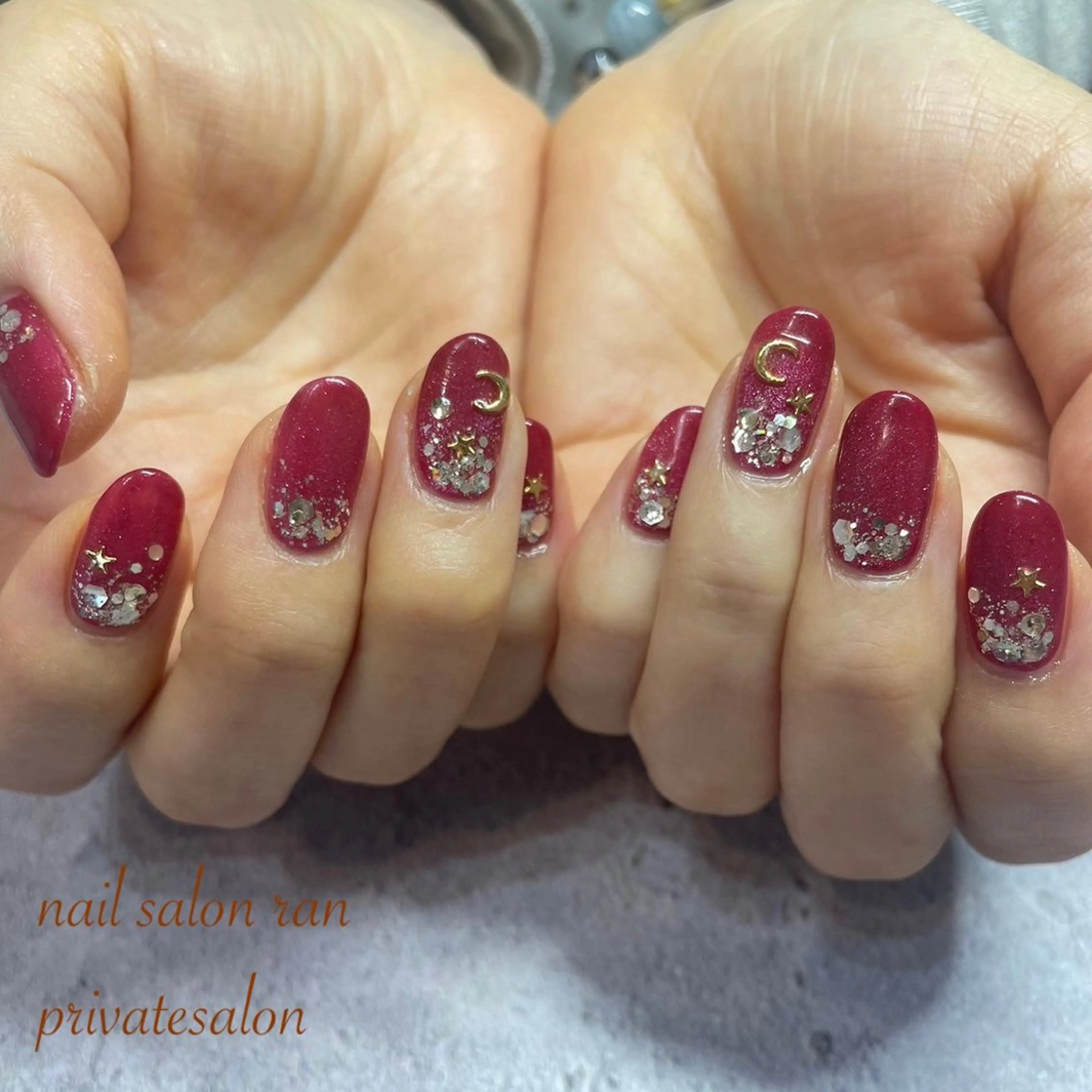 ネイル キラキラネイル マグネットネイル 赤色 ストーンネイル ハンドネイル ハンドケア nailsalon ranのネイルデザイン