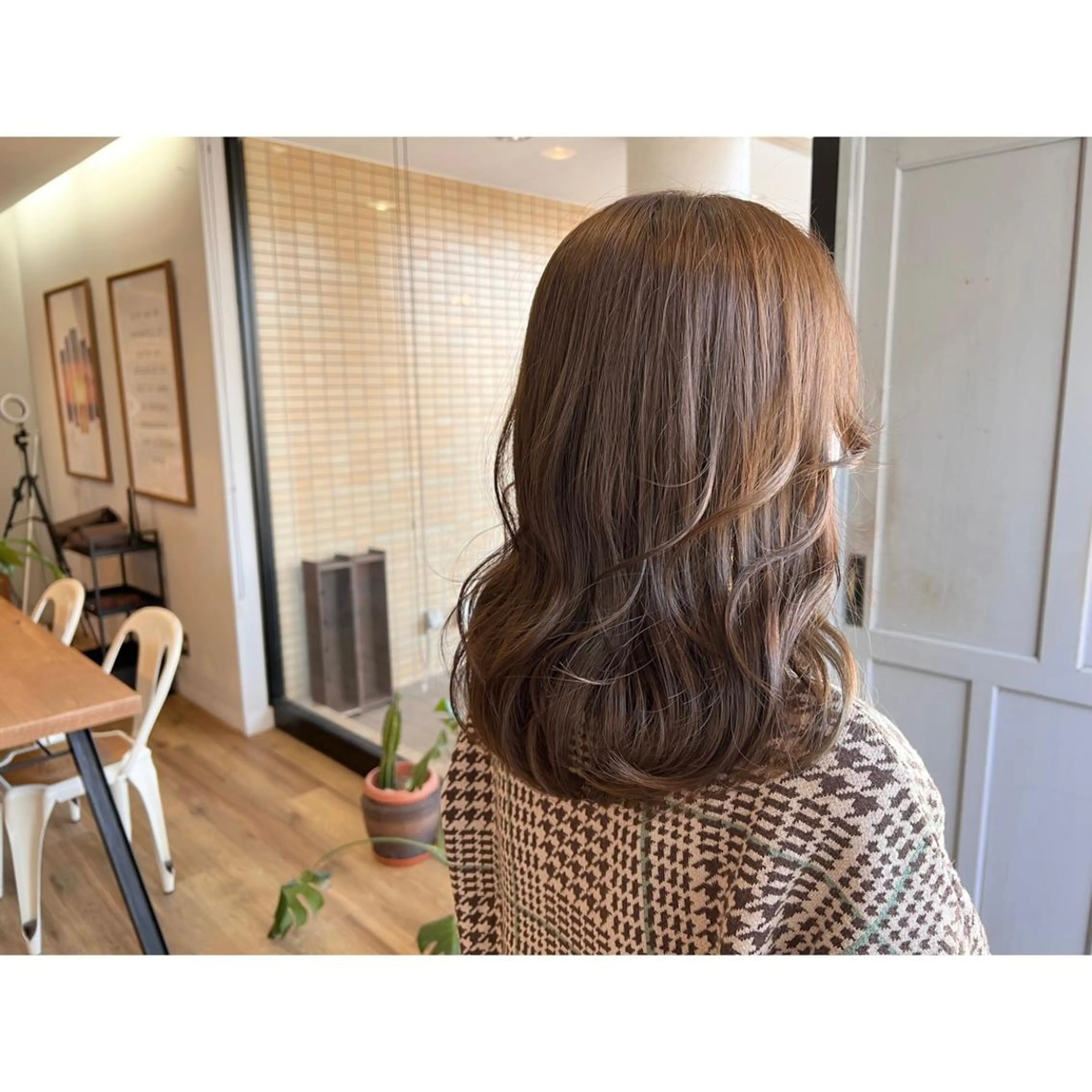 セミロング カラー グレージュ オリーブグレージュ オリーブグレー ツキダテ ユイのヘアスタイル