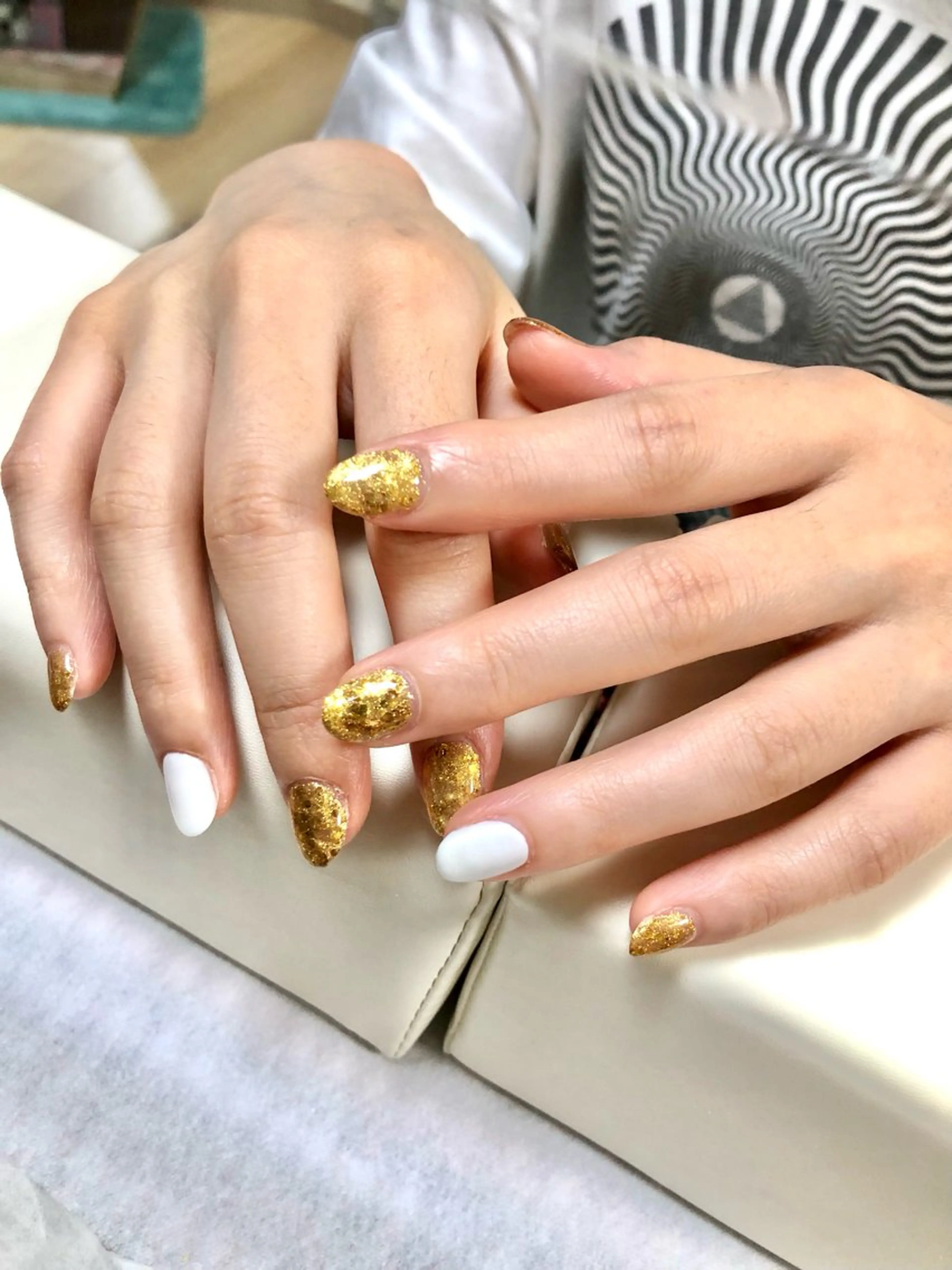 ネイル ゴールド キラキラネイル シンプルネイル ホワイト ハンドネイル salon *meehoのネイルデザイン