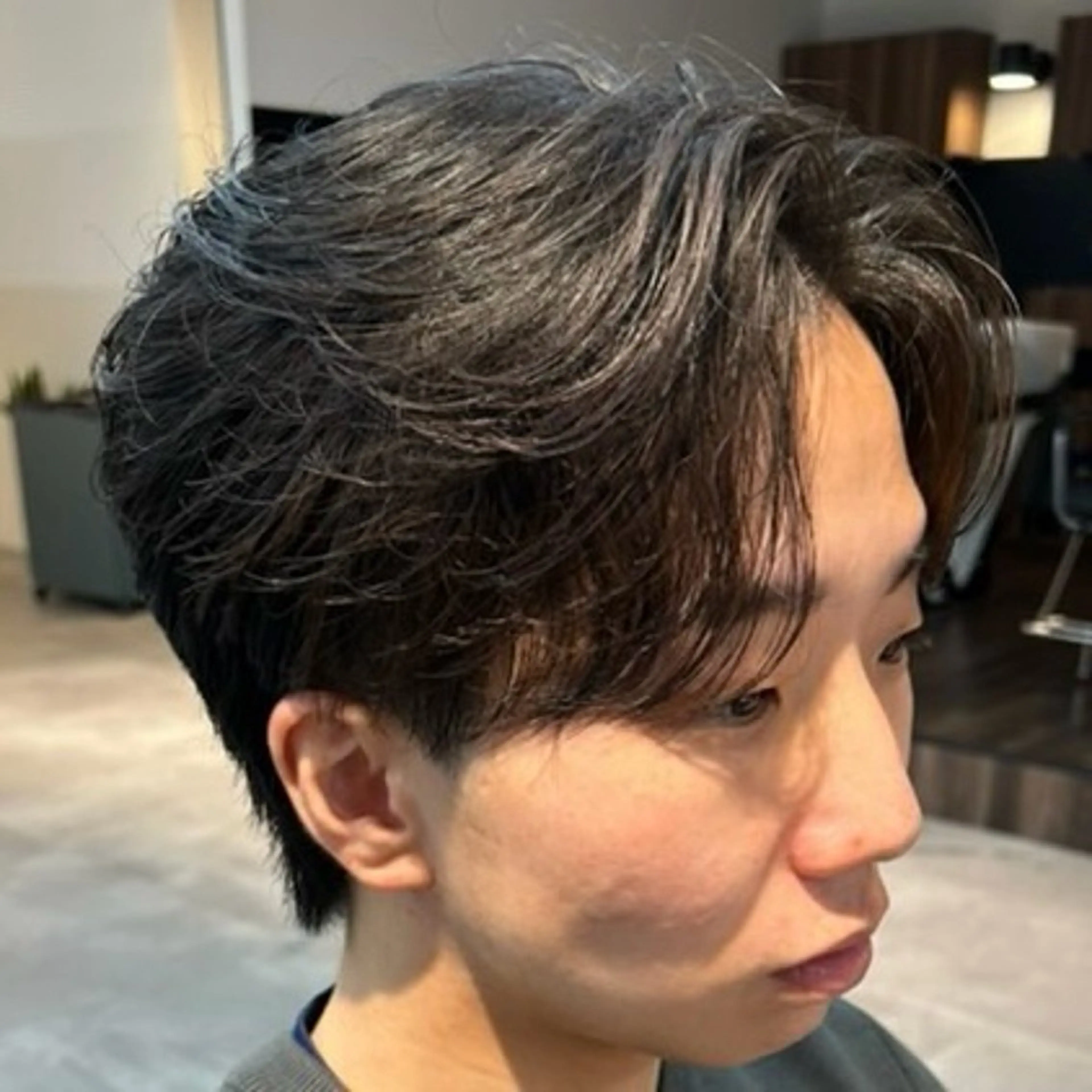パーマ メンズ センターパート フェザーパーマ メンズ韓国風 メンズパーマ ニュアンスパーマ カット パーマ 男の理想を叶える🔥 メンズパーマ特化｜関のヘアスタイル