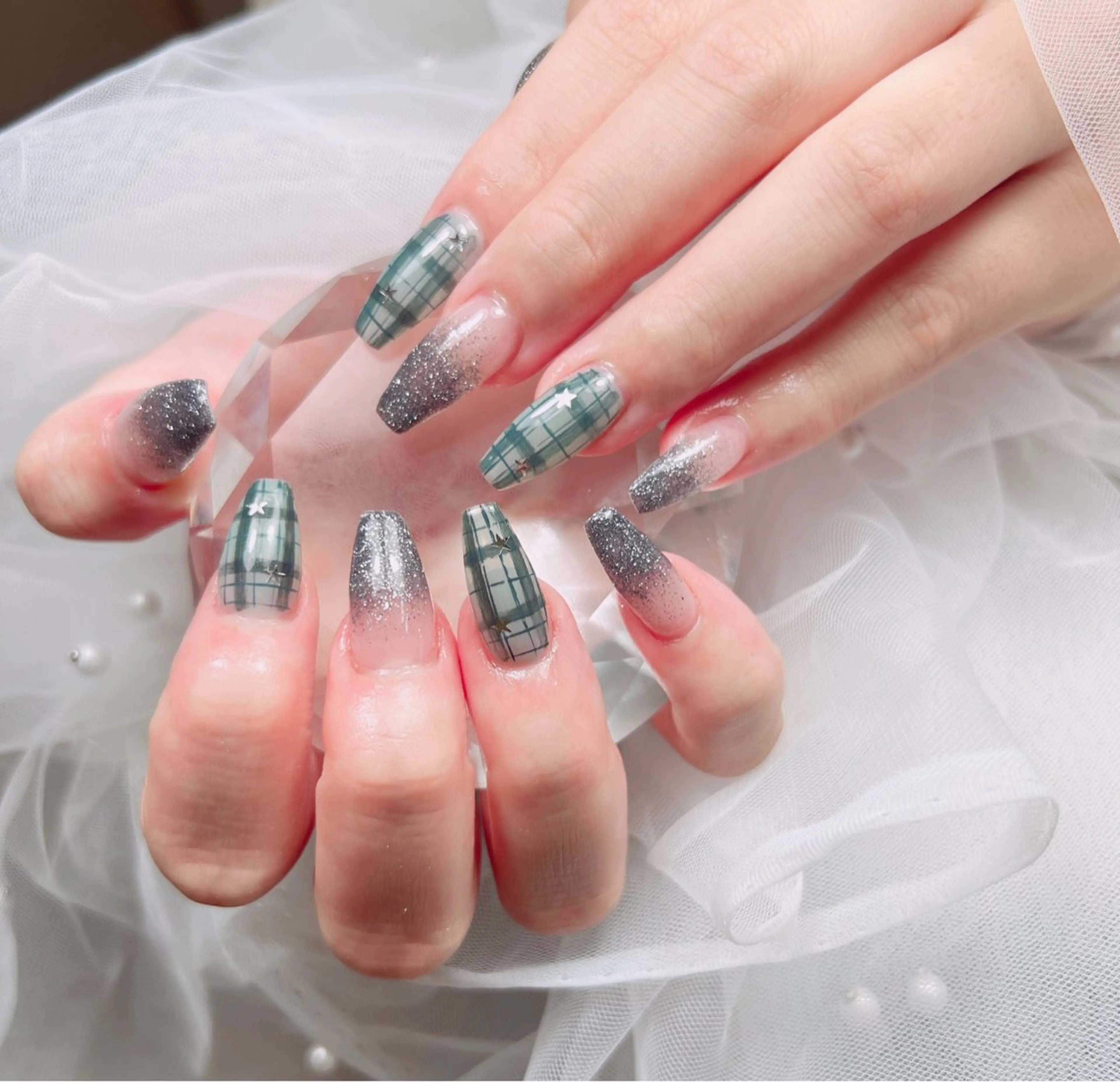 ネイル アートネイル オーロラネイル チークネイル 長さ出し フットネイル ハンドネイル ハンドケア Mio_ Noiranailのネイルデザイン